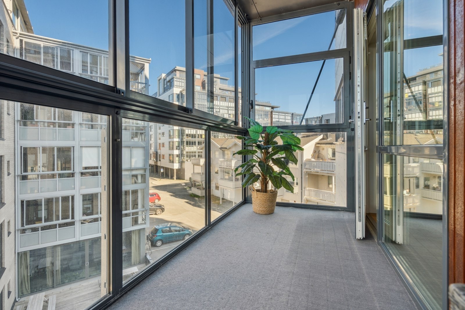 Her har man en ekstra stue som kan benyttes tidlig vår til sen høst - En forlengelse av stuen! Galleribilde