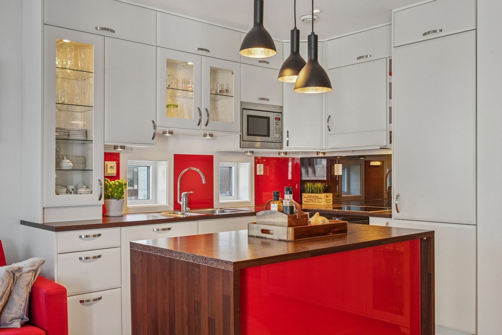 Stilrent og moderne Marbodal kjøkken med hvite, slette fronter som gir et tidløst uttrykk. Galleribilde