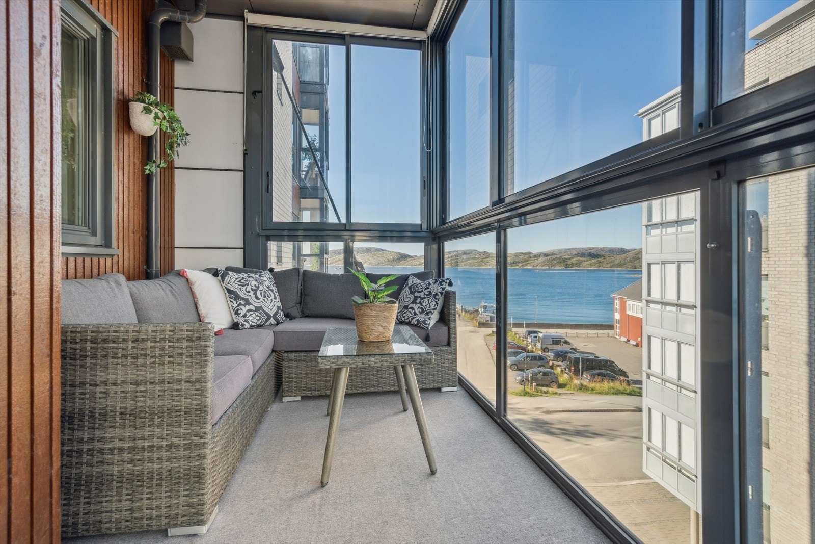 Fra stuen er det utgang til lun, innglasset balkong med regulerbare vinduer som lett kan skyves til side. Galleribilde