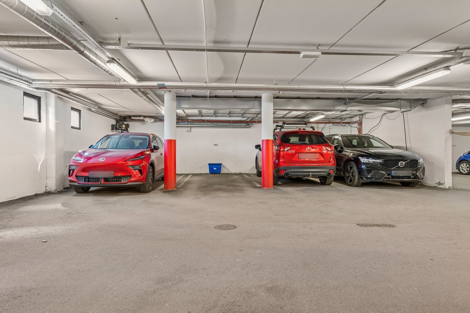 Egen oppmerket parkeringsplass i garasje med tilknyttet bod. Elbil-lader er montert av nåværende eier. Galleribilde