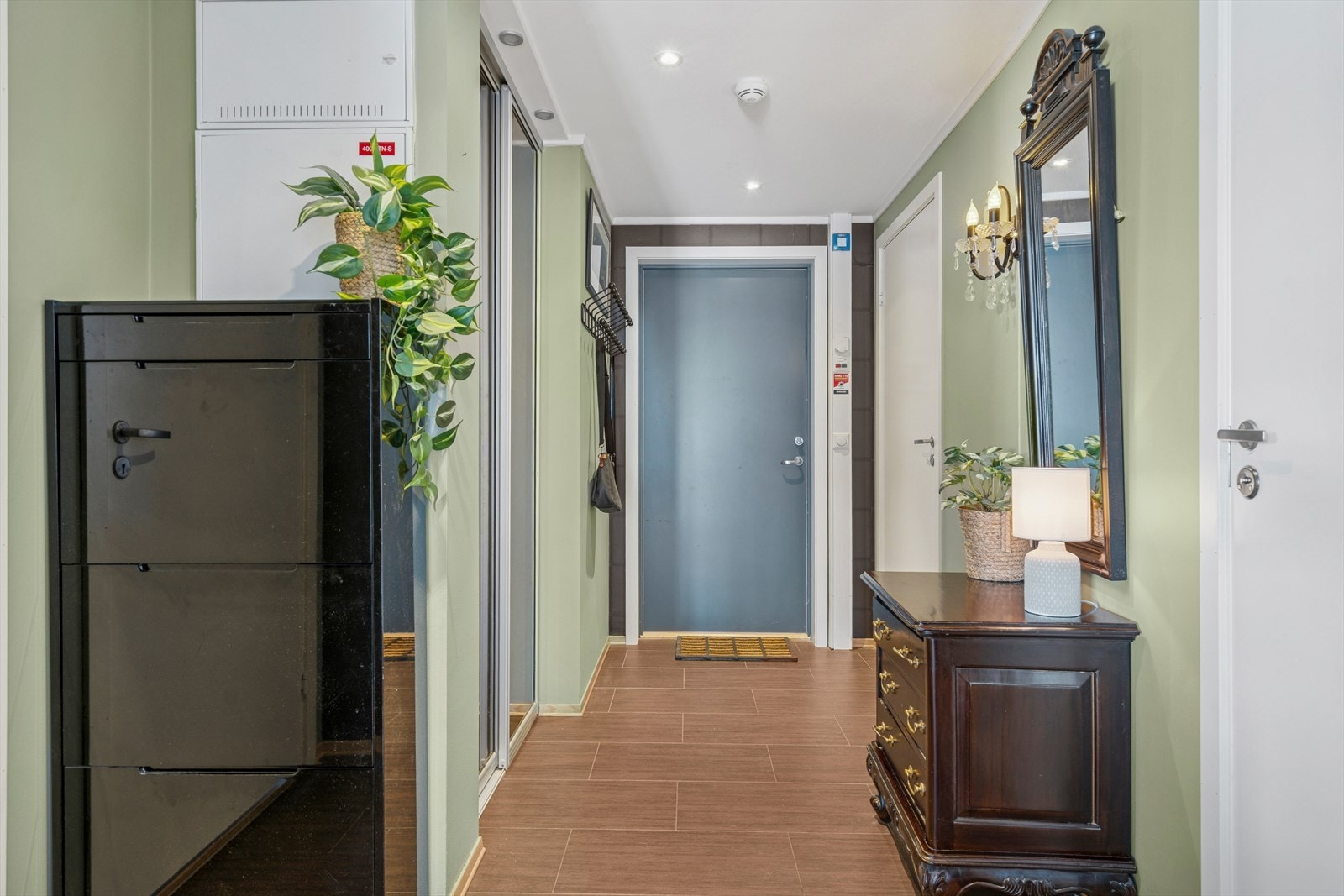 Trivelig og luftig gang som ønsker deg velkommen inn, god plass til å henge fra seg ytterklær i skyvedørsgarderobe med speildører. Galleribilde