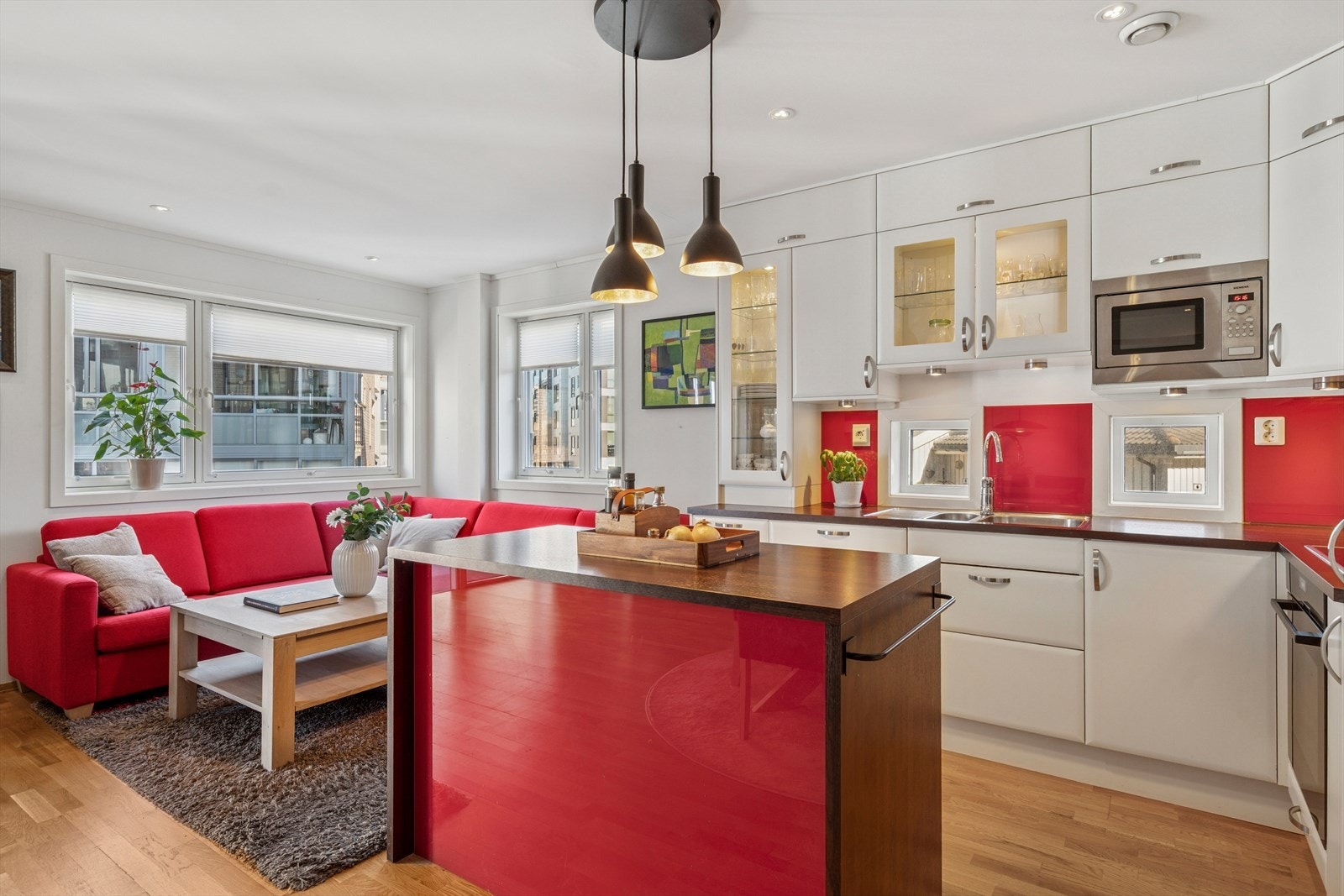 Åpen og sosial stue- og kjøkkenløsning som gir en god romfølelse. Galleribilde