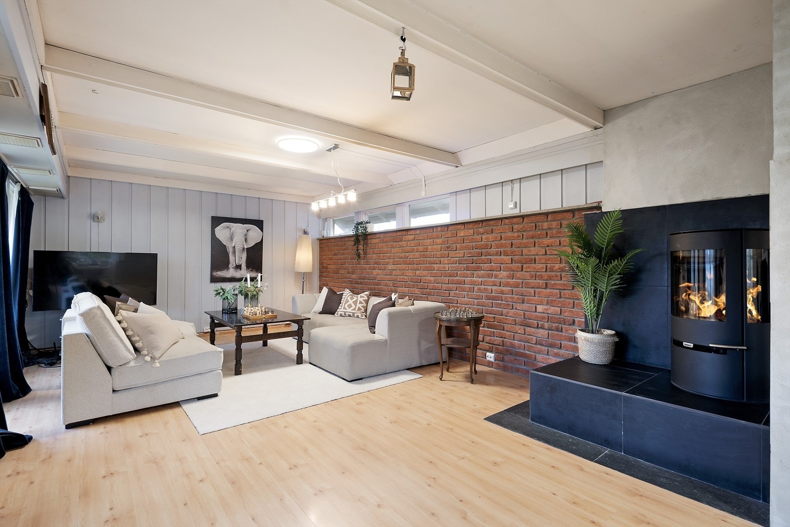 God varme på kjølige kvelder med vedfyring. Galleribilde