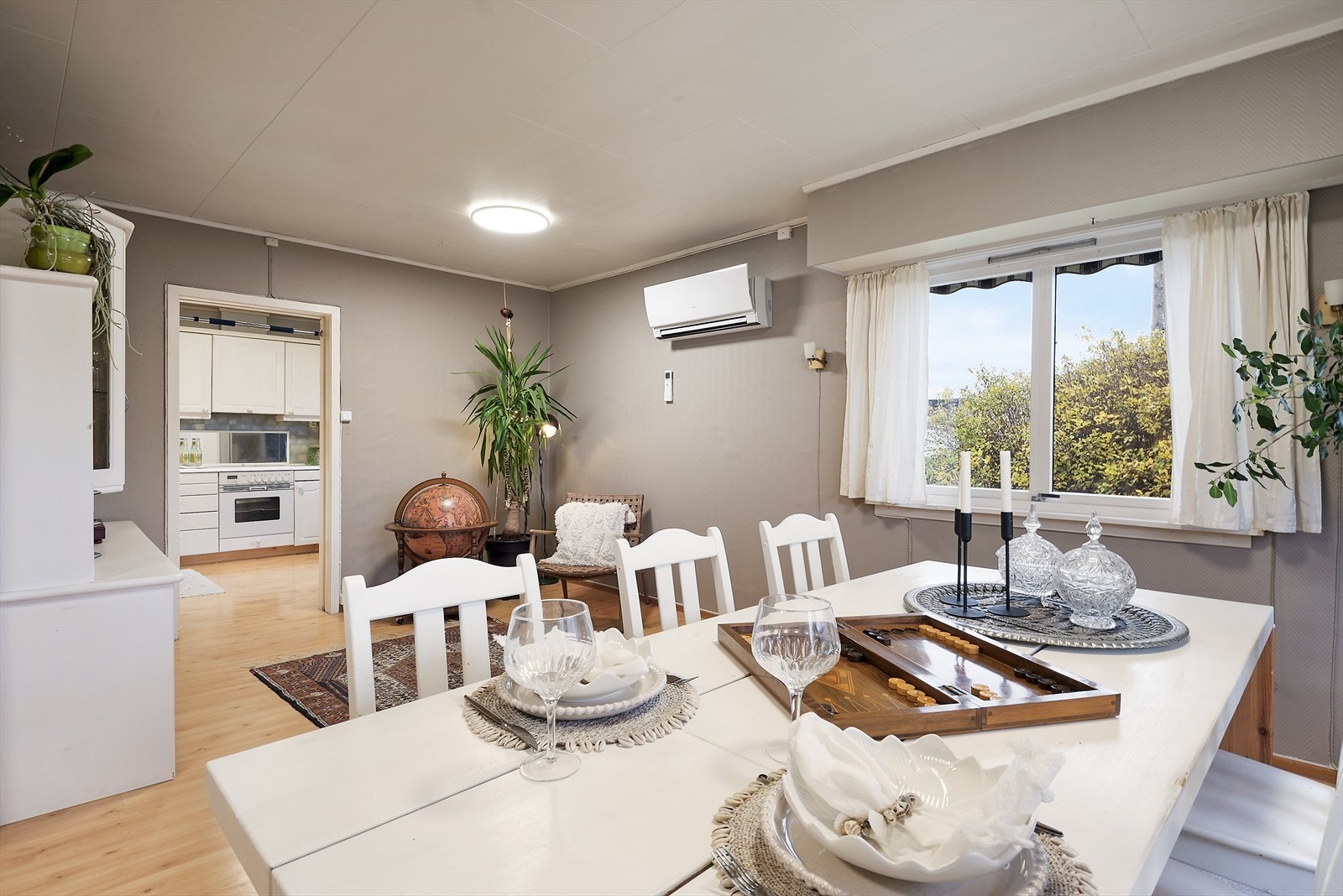 Fin plass til spisetuemøblement i tilknytning til kjøkkenet. Galleribilde