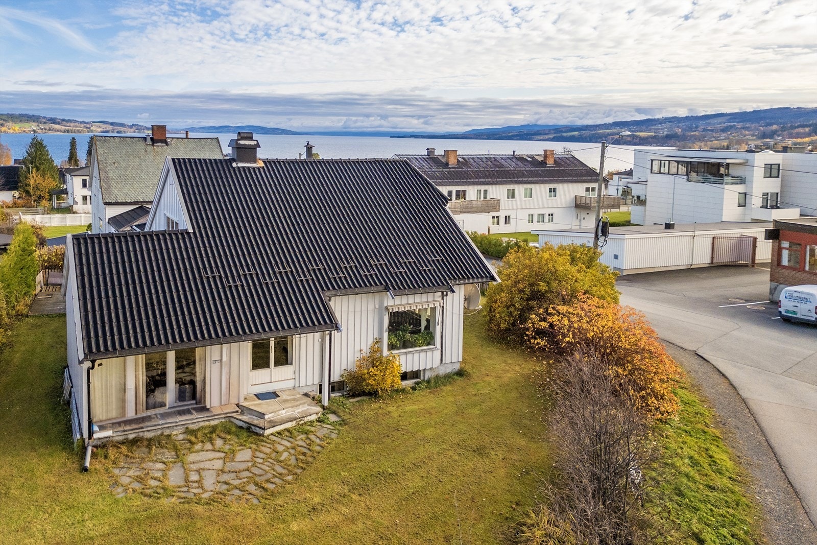 Tomt med plen og beplantning. Galleribilde