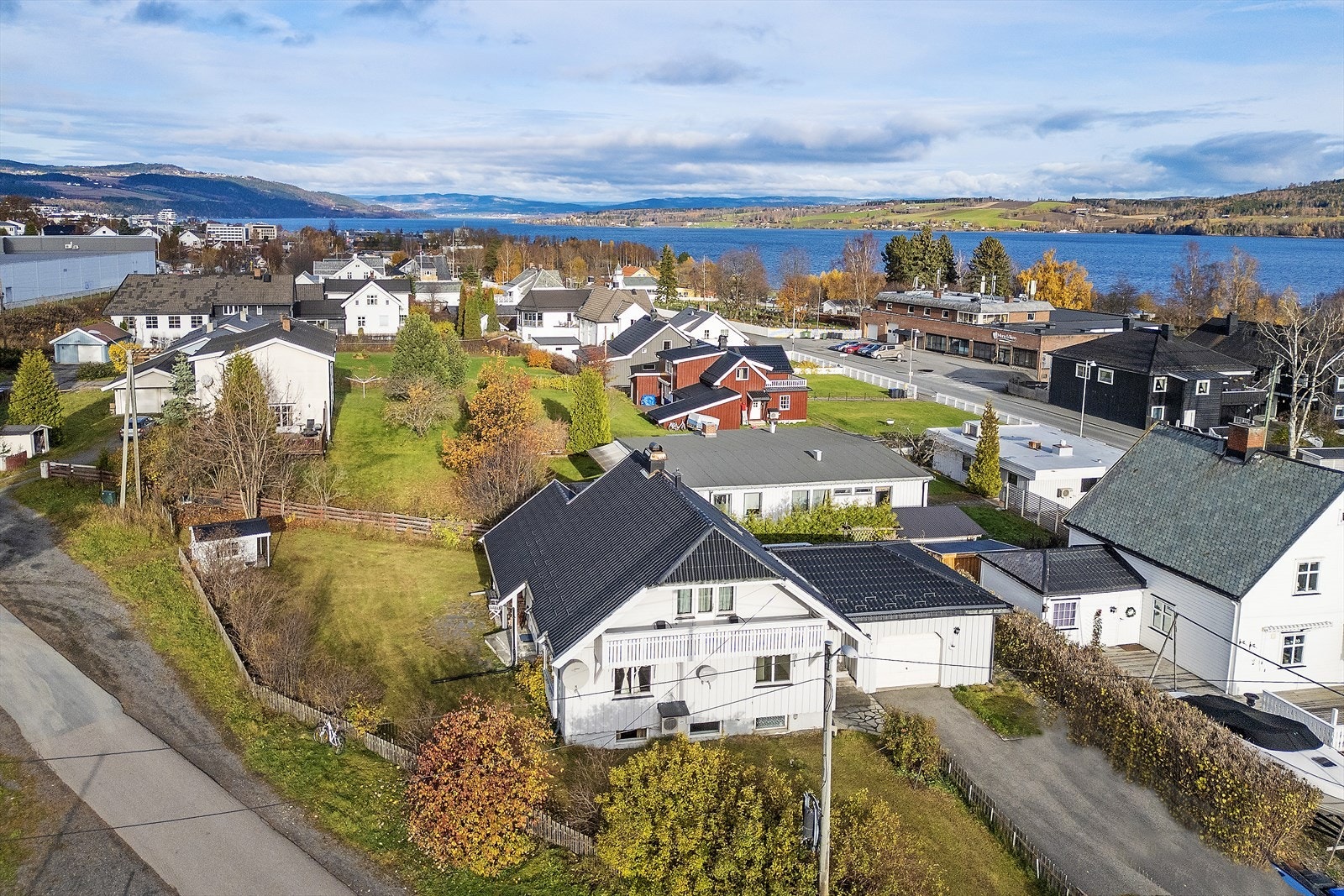 Kort veg til Mjøsa, dagligvare og sentrum. Galleribilde