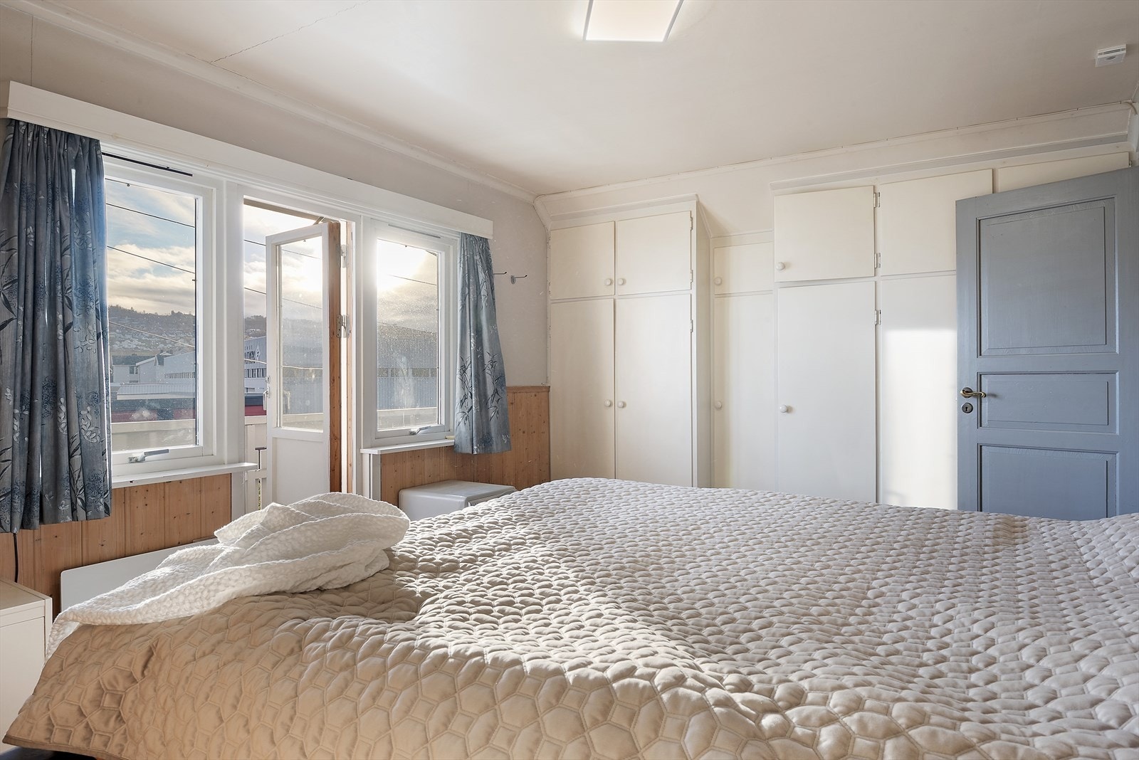 Soverommet har plassbygde skap. Galleribilde