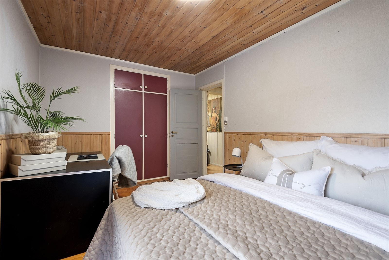 Plassbygde garderobeskap på soverommet. Galleribilde