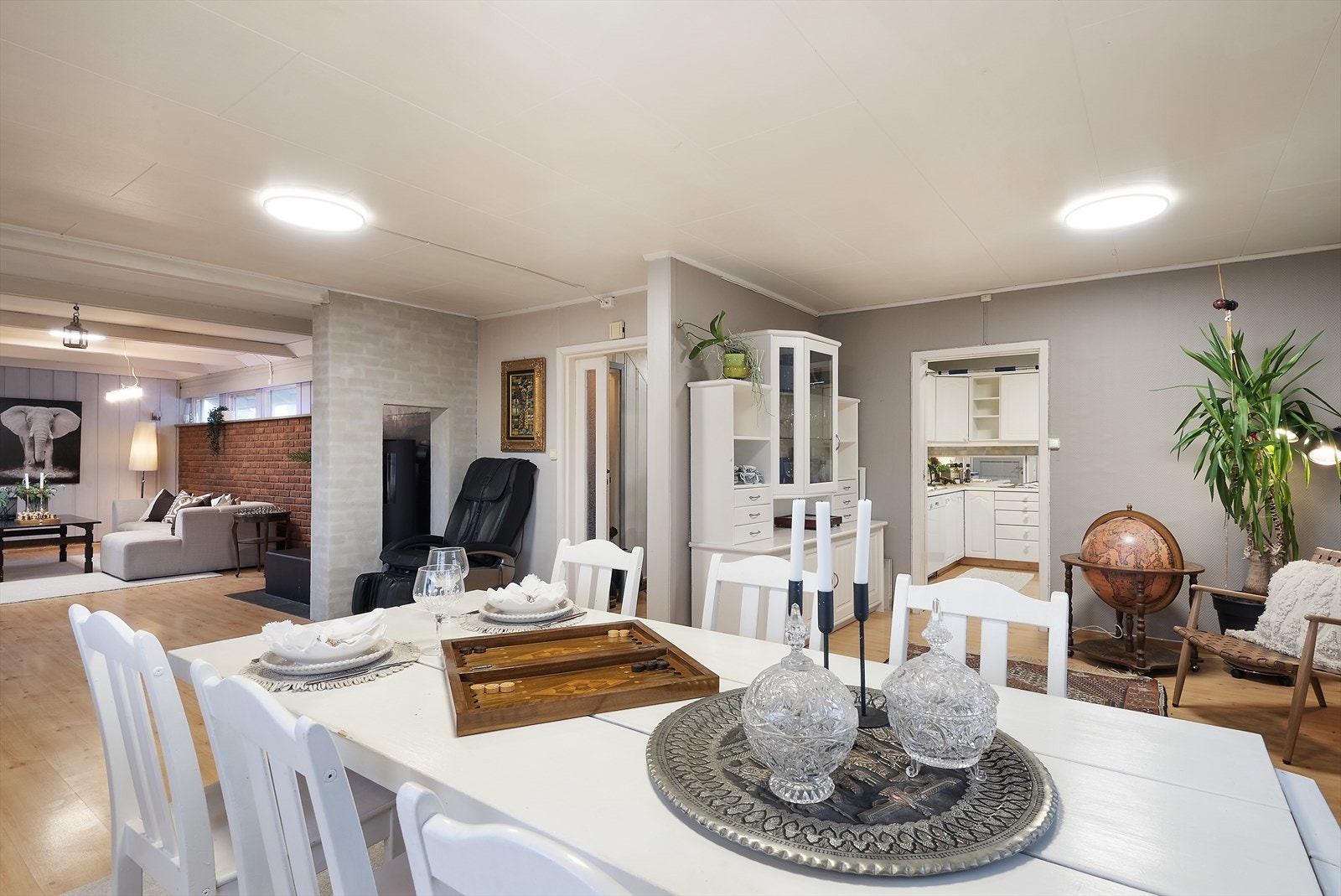 Åpen løsning mellom spisestue og stue. Galleribilde