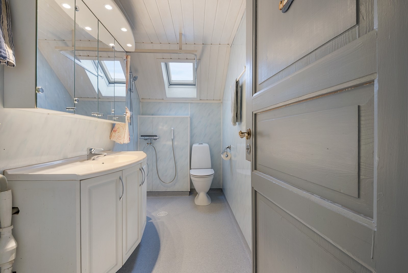 Badet har dusj. Galleribilde