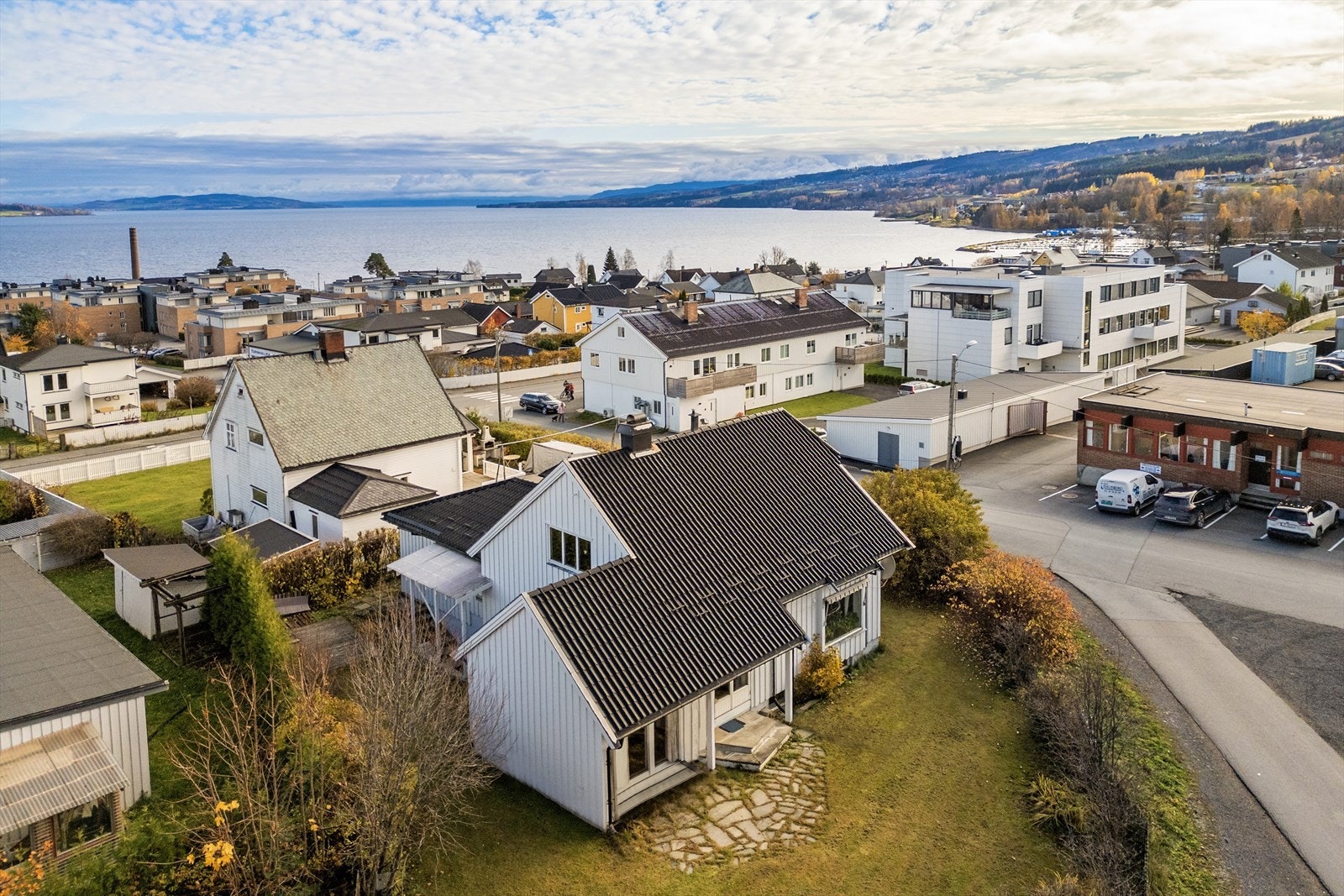 Boligbebyggelse og næring i området rundt. Galleribilde