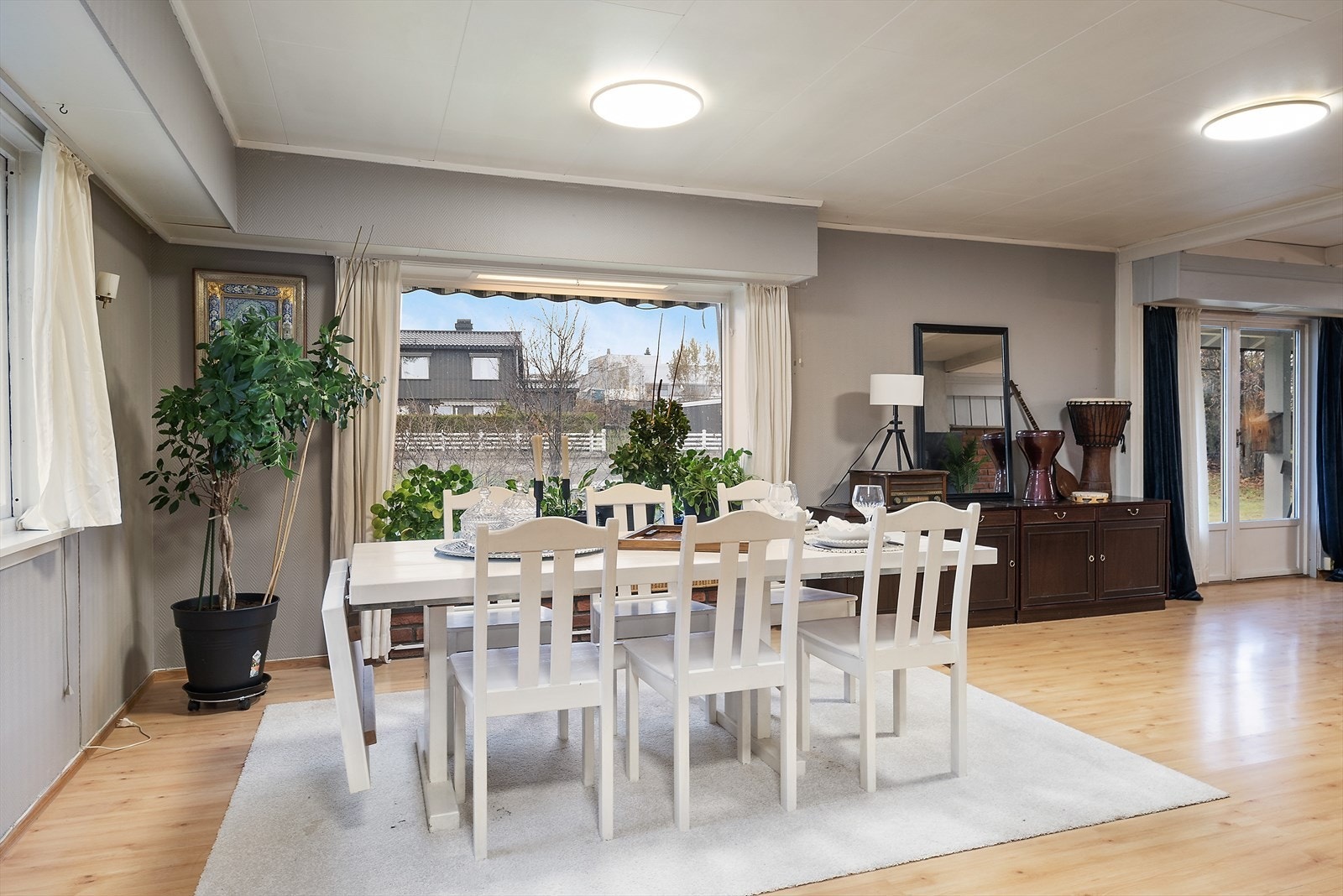 Hyggelig spisestue hvor man kan samles til koselige lag. Galleribilde