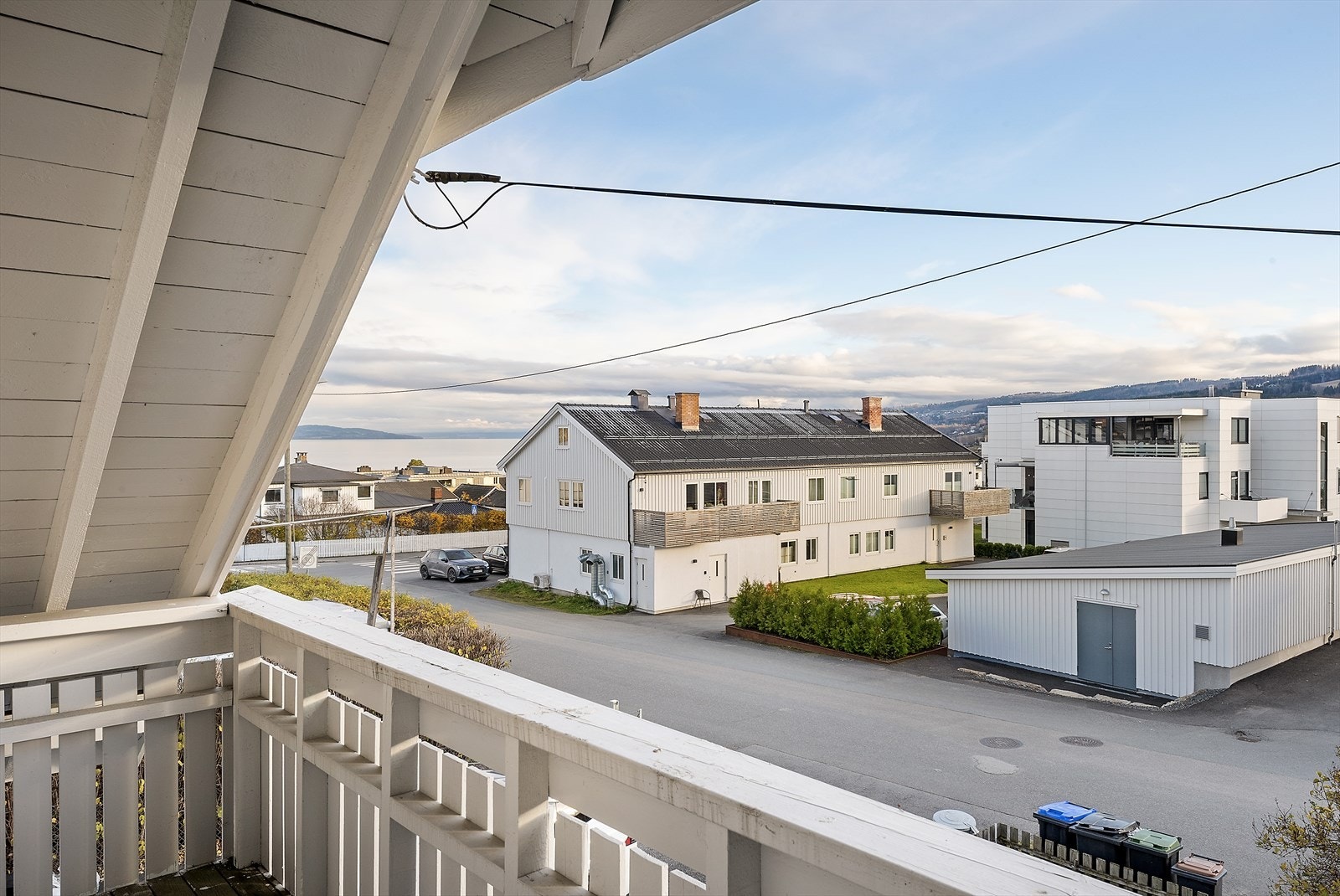 Utsyn mot Mjøsa fra veranda i 2. etasje. Galleribilde