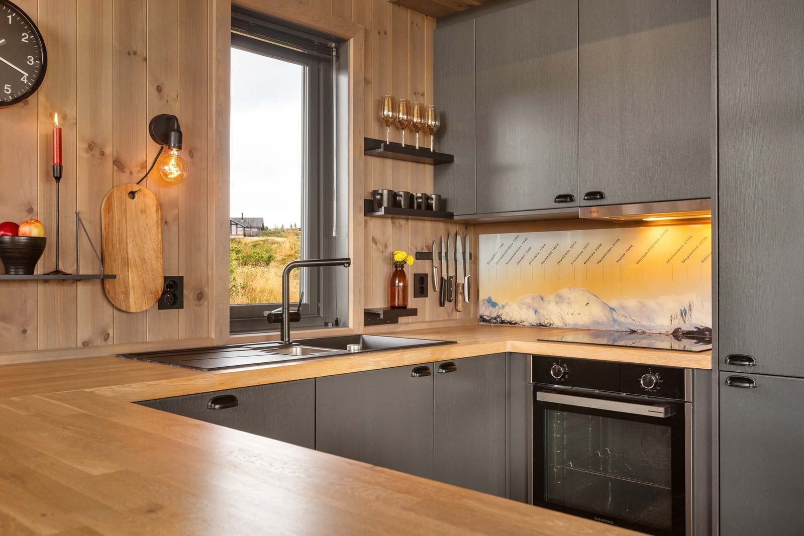 Moderne kjøkkeninnredning med godt med benk- og skapplass. Galleribilde