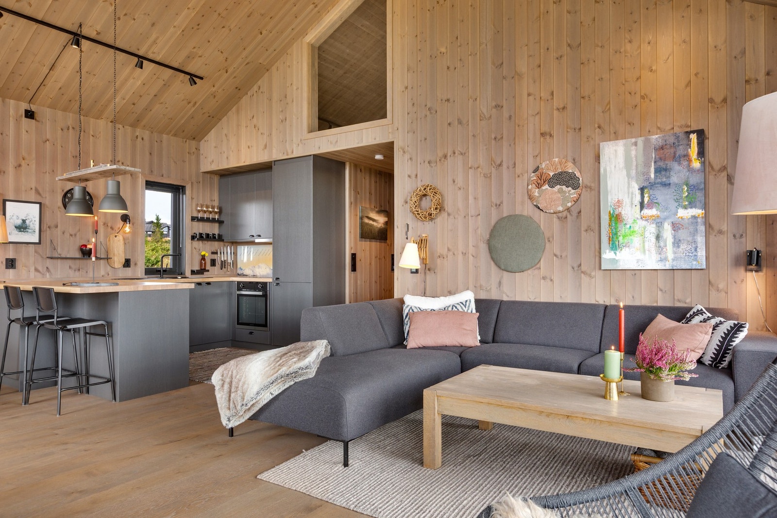 Høyden under taket gir en god og luftig romfølelse. Galleribilde