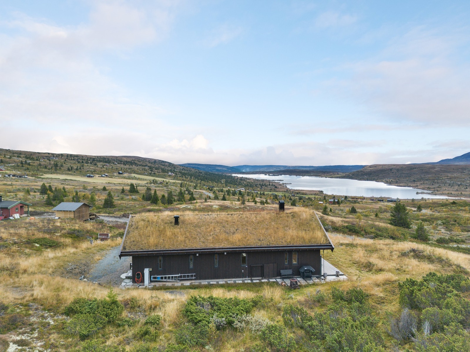 Med vakker natur rett utenfor hyttedøra, og fine turmuligheter året rundt i naturskjønne omgivelser, kan man nyte det gode hytteliv nettopp her! Galleribilde