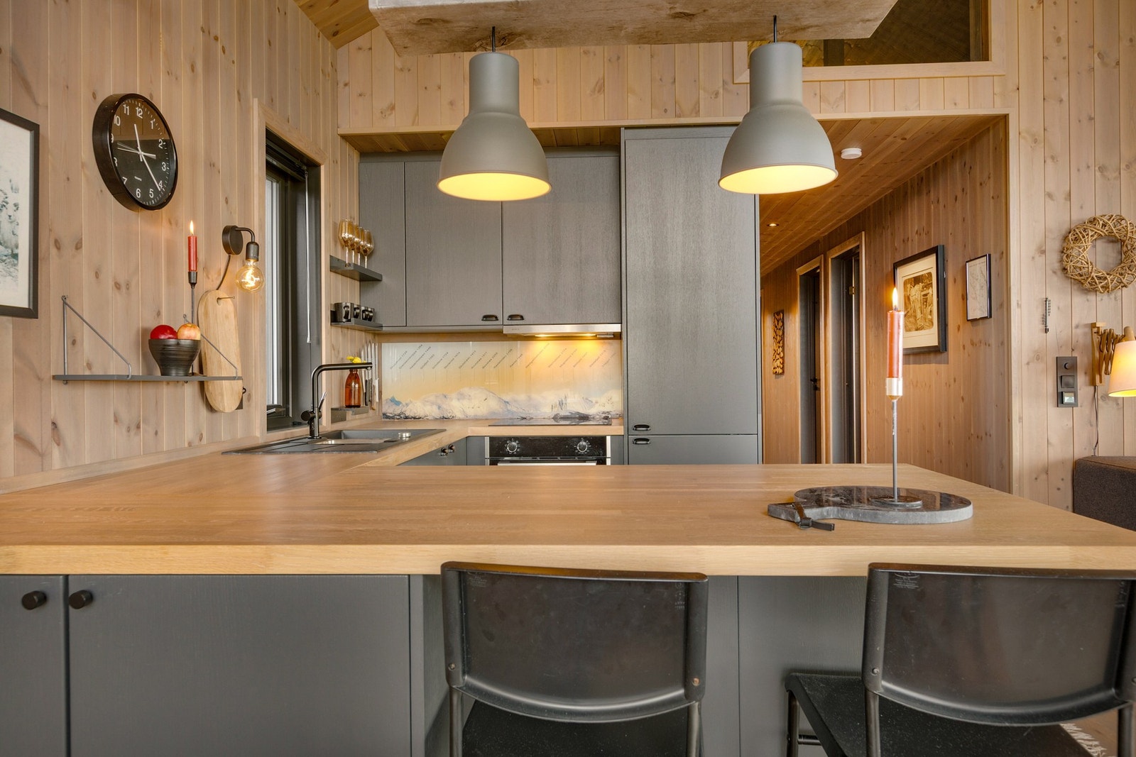 Integrerte hvitevarer som platetopp, komfyr, oppvaskmaskin og kjøl-/fryseskap. Galleribilde