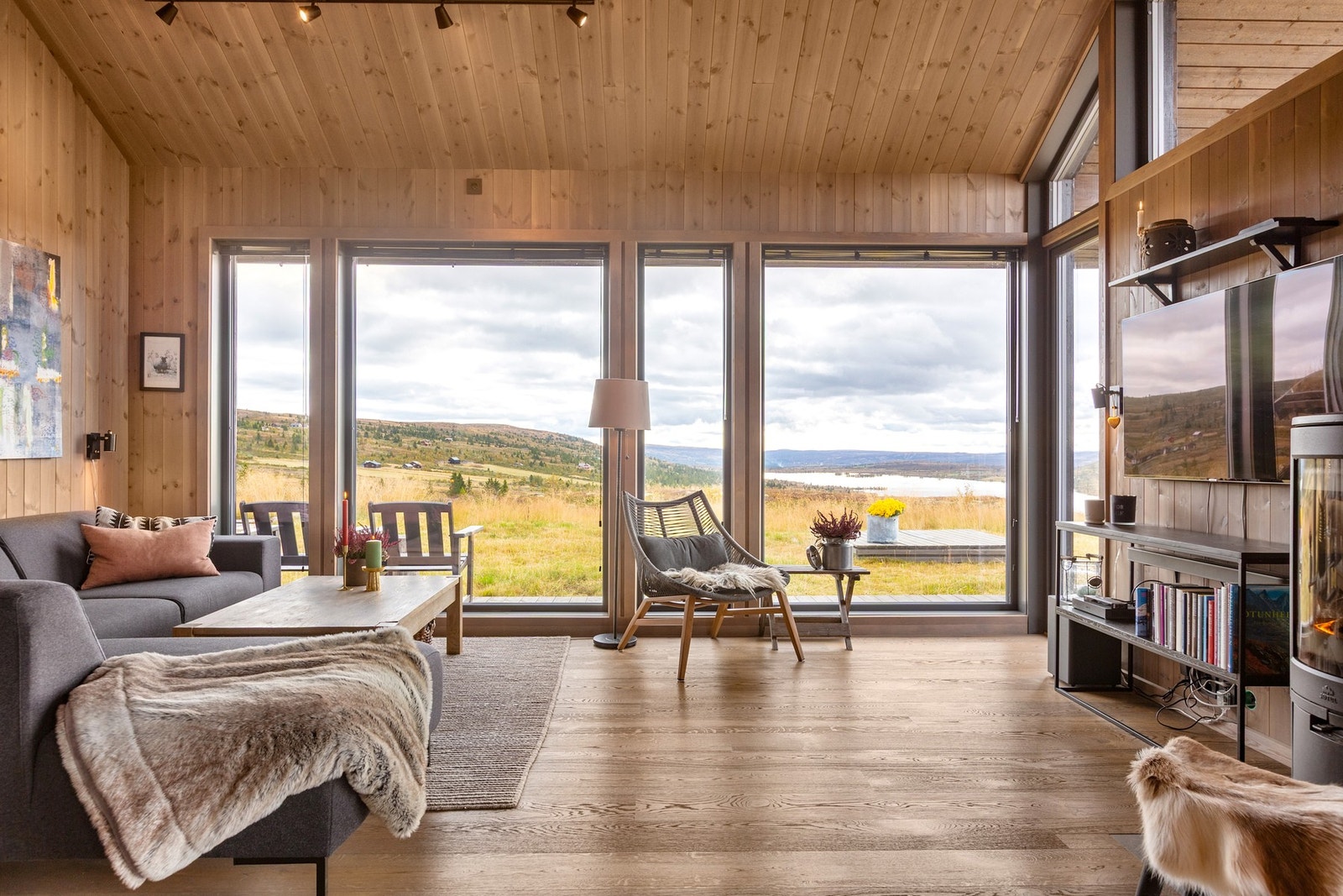 Stuen har store vinduer som slipper inn godt med lys og rammer inn den flotte utsikten! Galleribilde