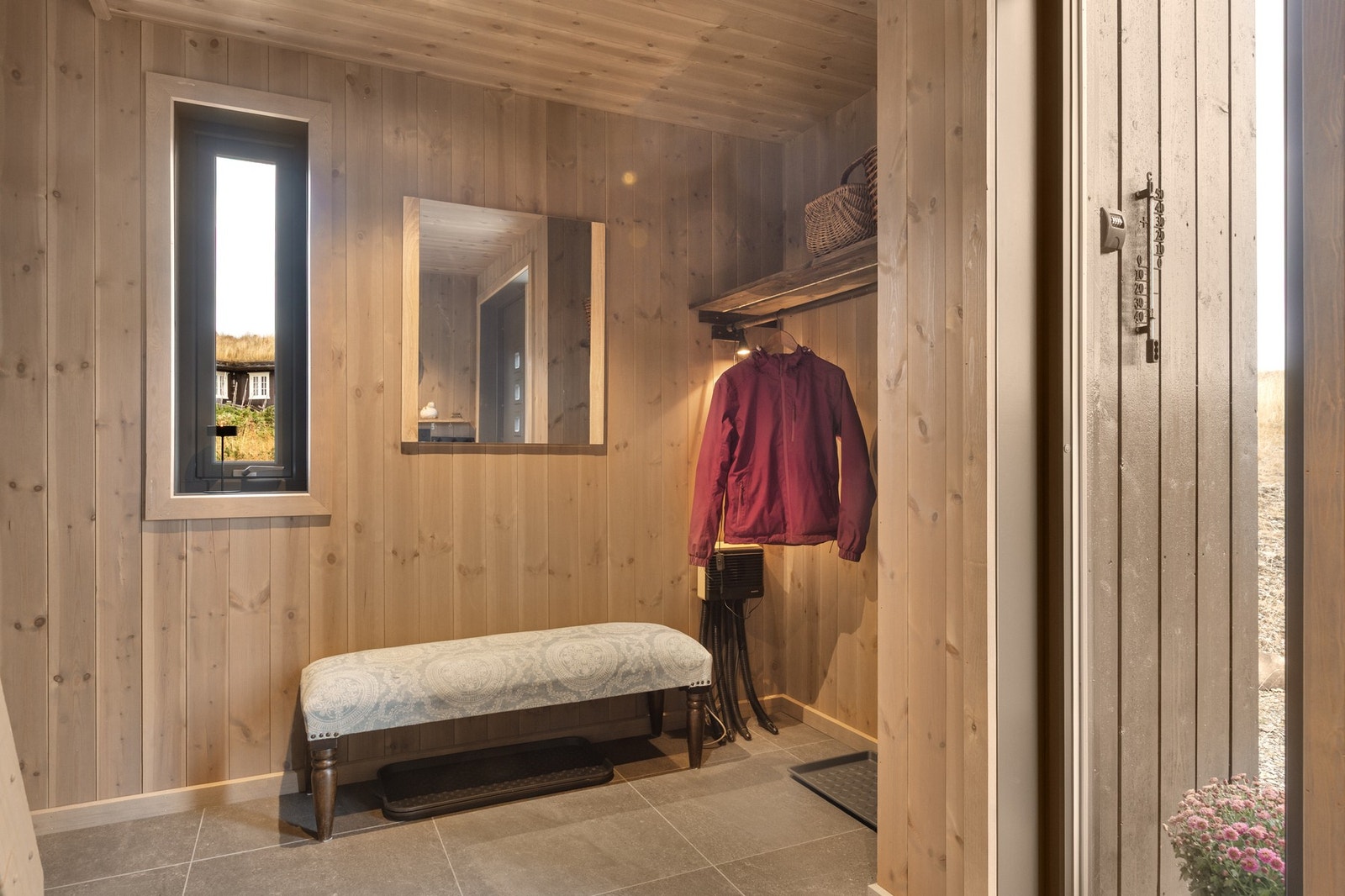 Gang med plass for yttertøyet. Galleribilde