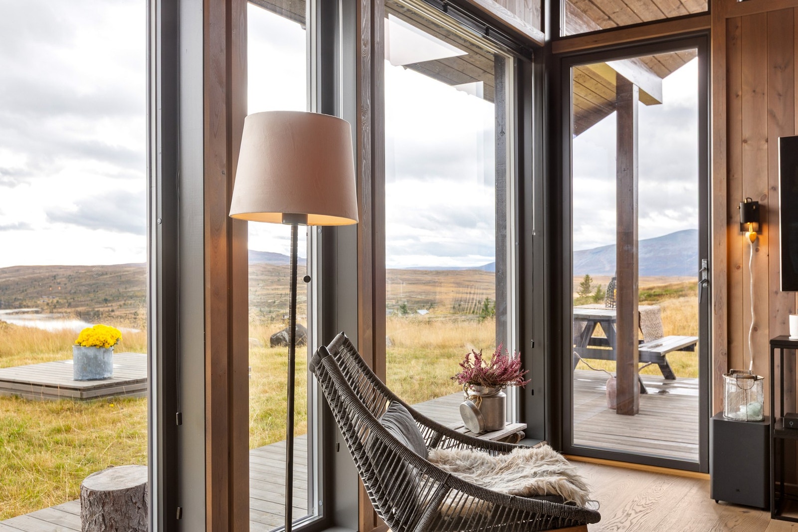 Dør ut til dels overbygd terrasse, og videre til terreng. Galleribilde