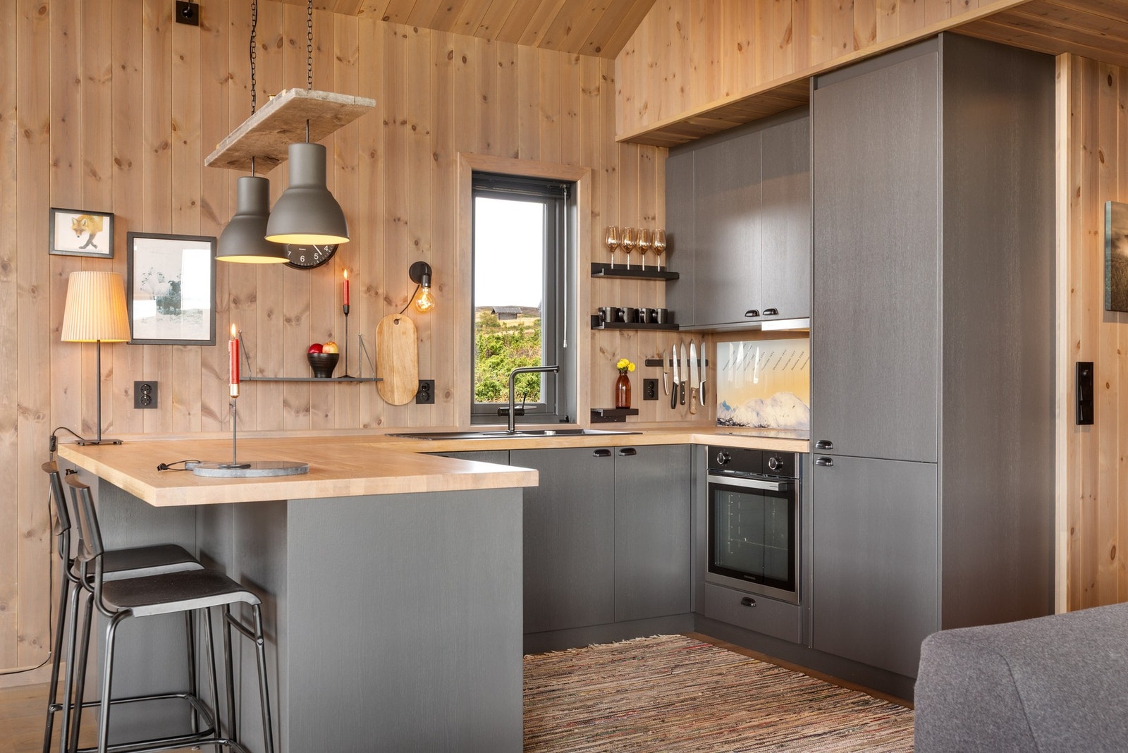 Glatte fronter, og nedfelt oppvaskkum i heltre benkeplate. Galleribilde