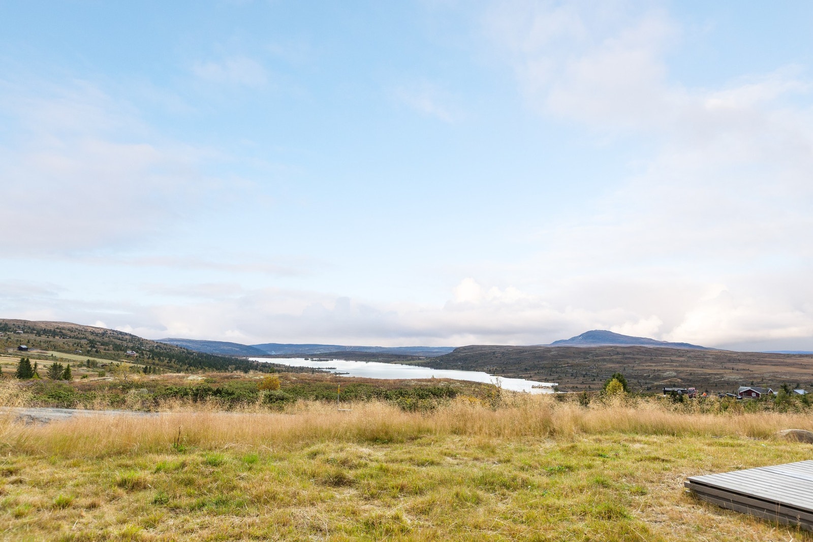 Nydelig utsikt til Gilafjellet, Nøsakampen, Grønnsennknippa og Sørre Syndinvatnet m.m. Galleribilde