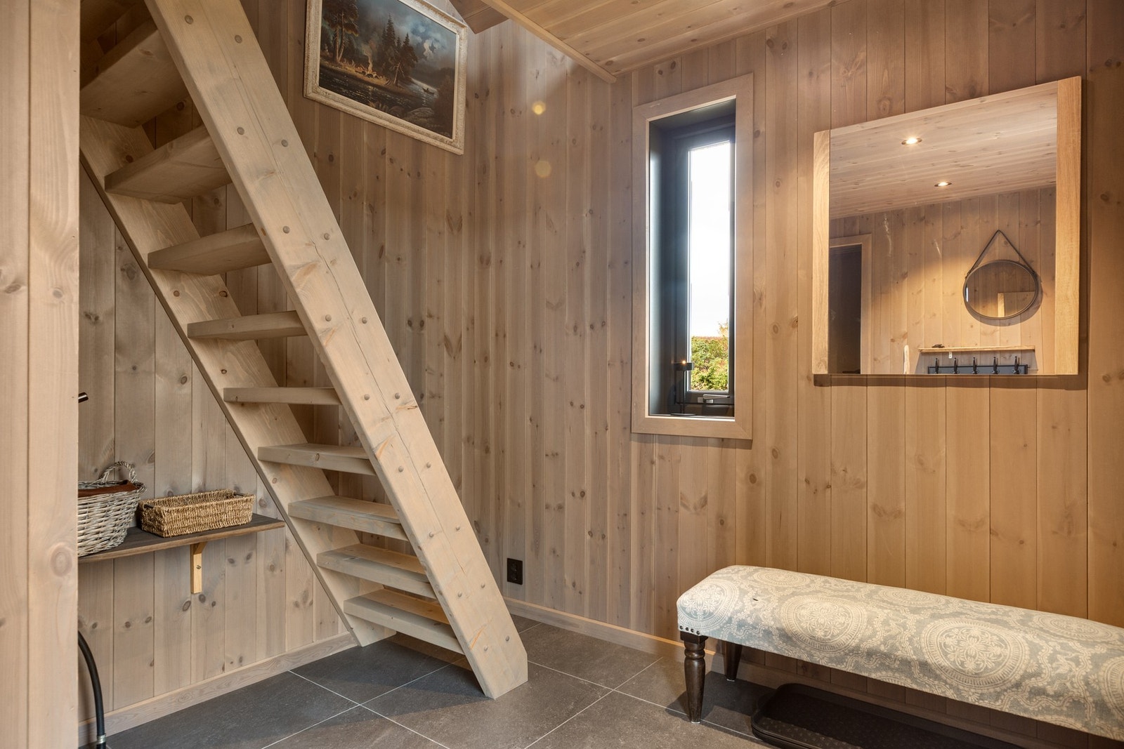 Fra gangen går det trapp opp til hemsen. Galleribilde