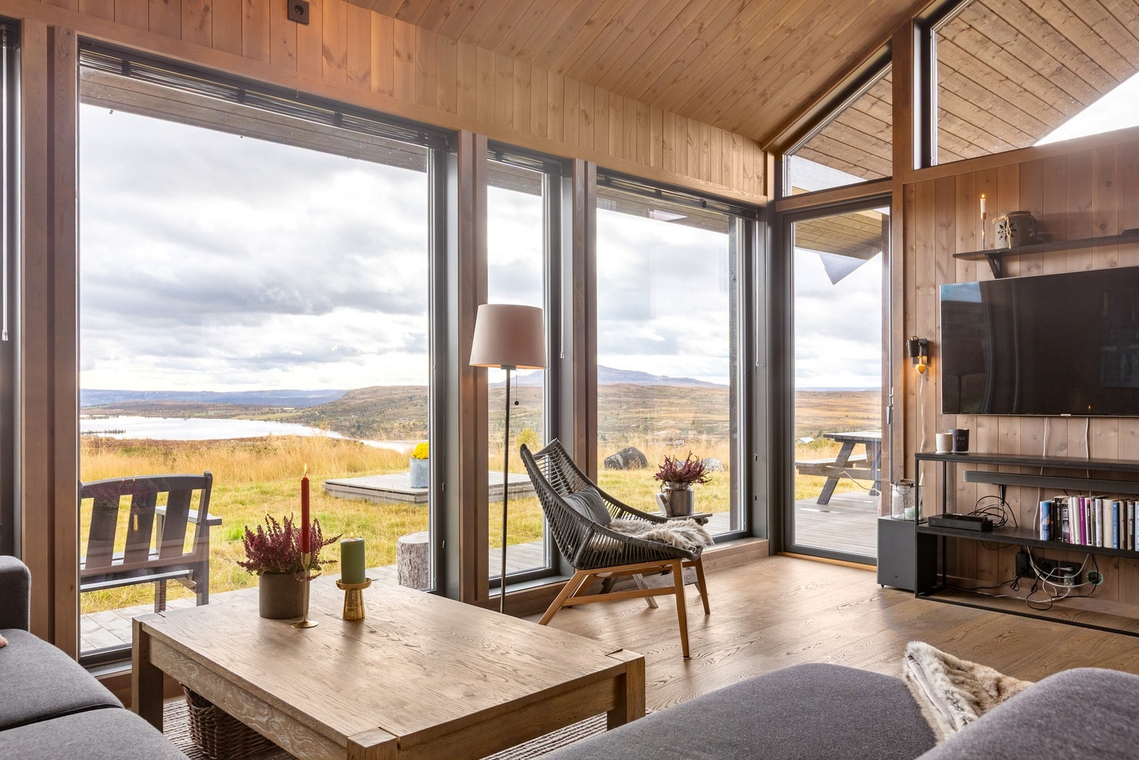 Beiset panel på vegg og i himling, parkett på gulv. Galleribilde