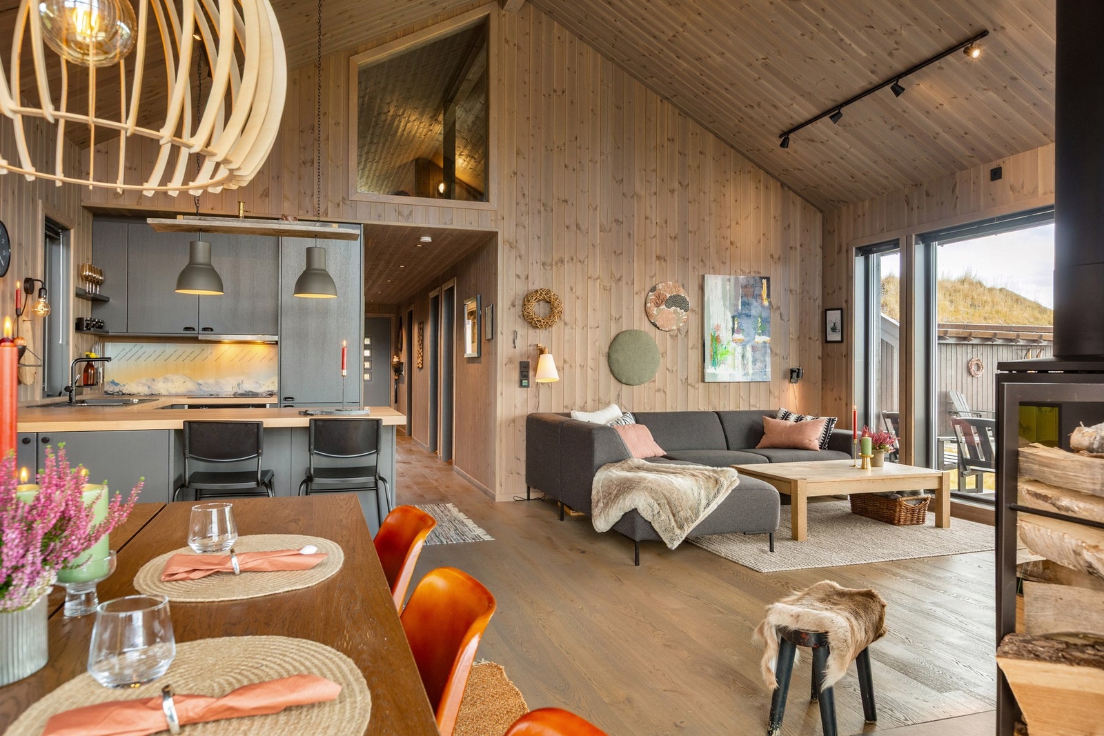 Åpen og sosial løsning mellom stue, kjøkken og spisestue. Galleribilde