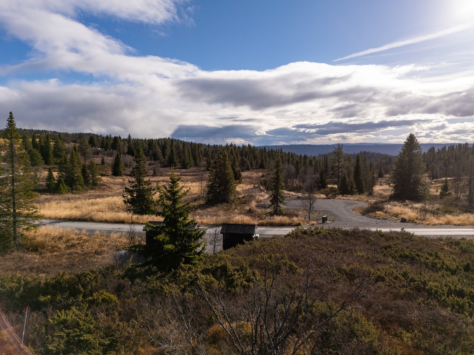 Rett utenfor tomtegrensen kan man vandre langs utallige turstier. Galleribilde