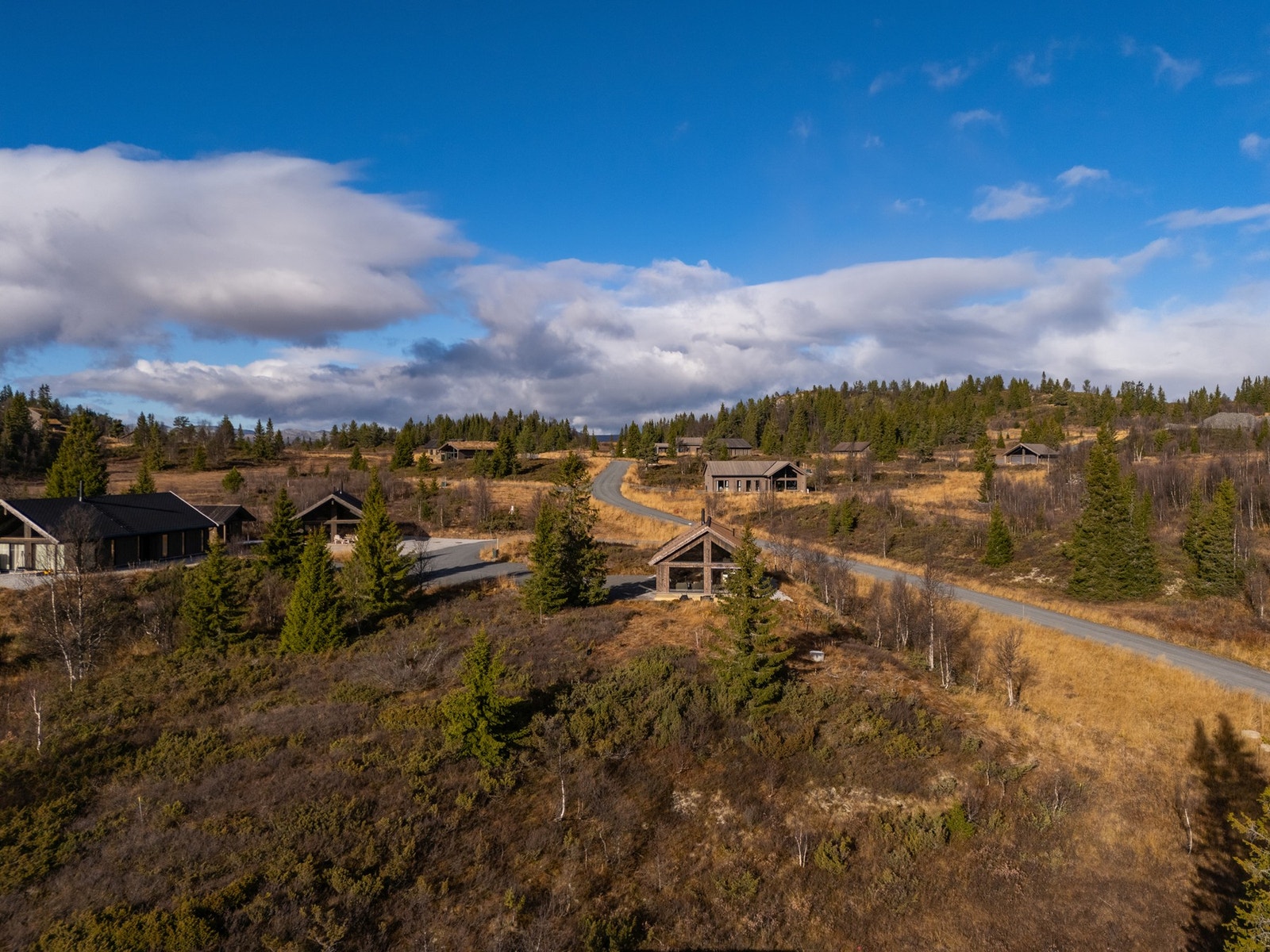 Om sommeren byr området på landets kanskje fineste sykkel- og tustier i alle himmelretninger. Galleribilde