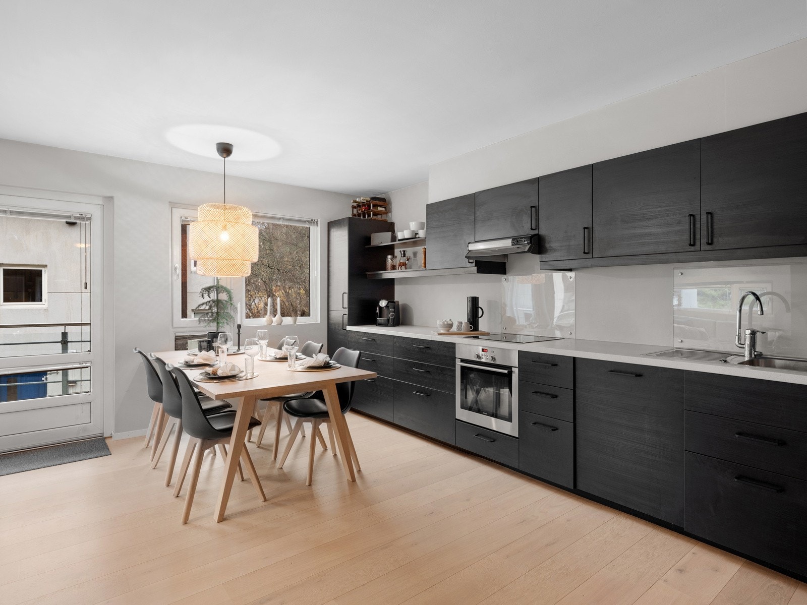 Integrerte hvitevarer og god skuffeplass i kjøkkenet Galleribilde