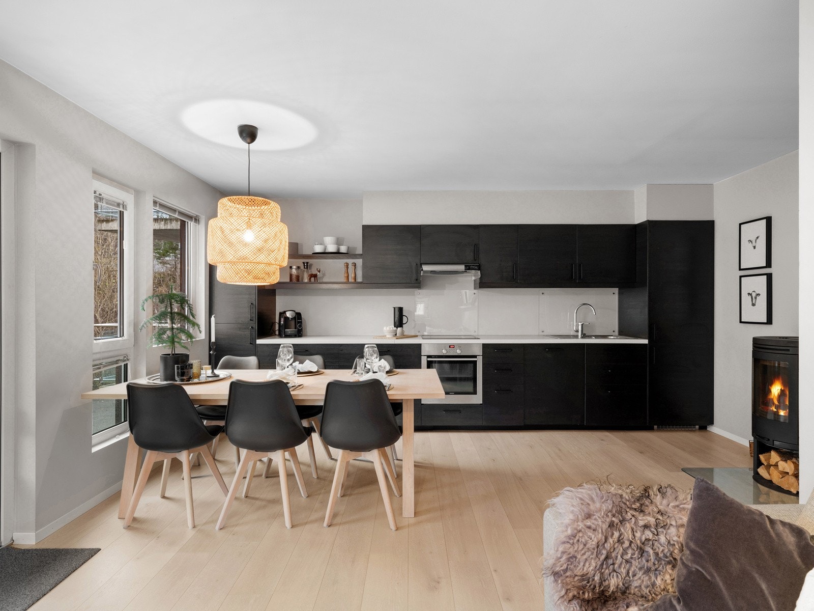 Selv med 3 soverom er det god plass til spisebord og sittegruppe | Endeplassering med 3 yttervegger med vinduer gir mye naturlig lys Galleribilde