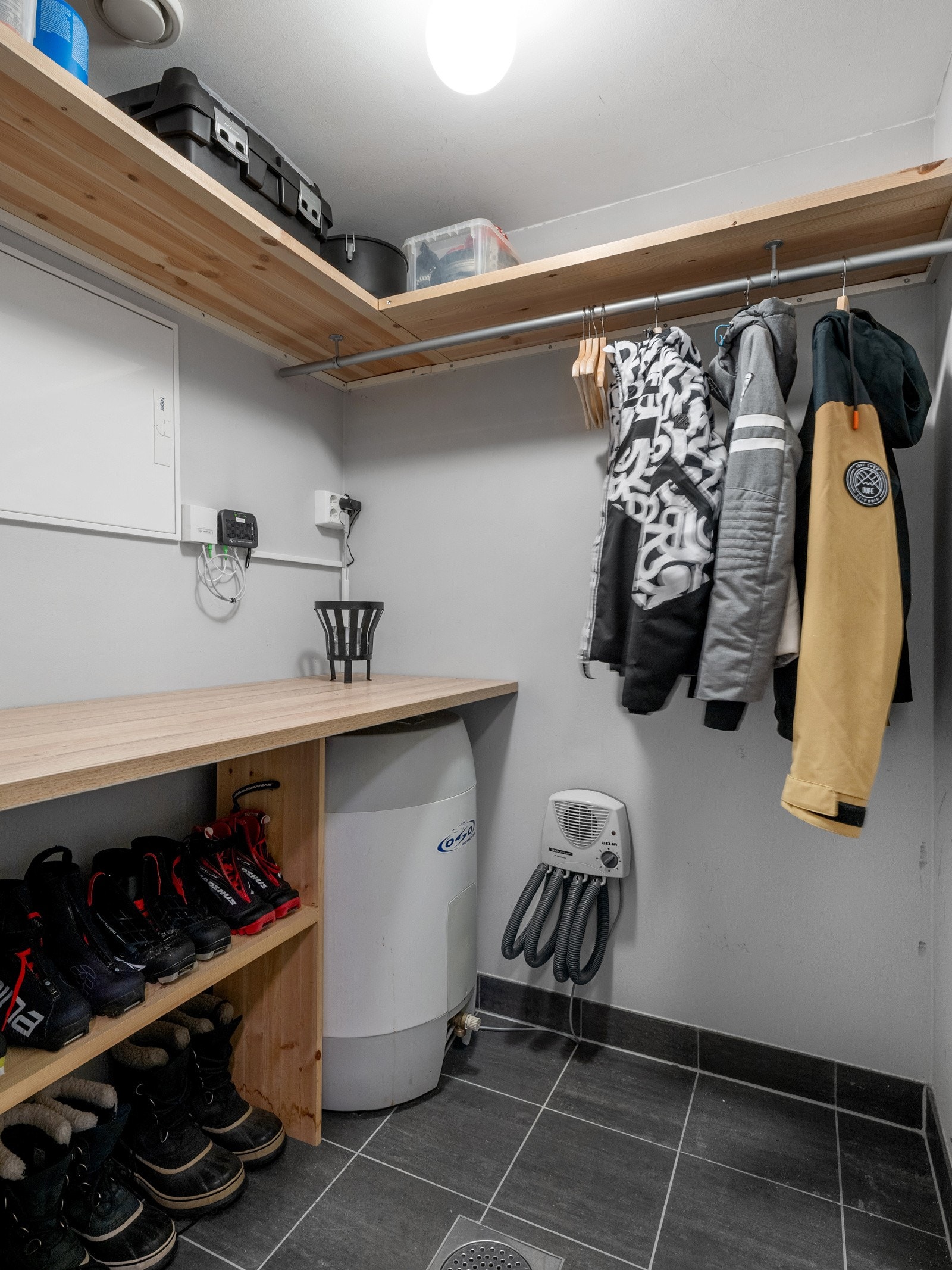 Teknisk rom/garderobe med tørekmuligheter og sluk på gulvet. Galleribilde