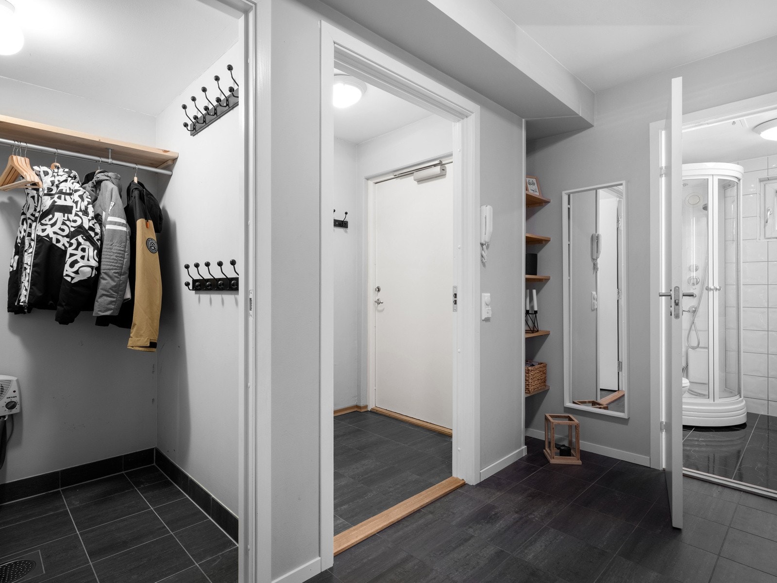 Gode oppbevaringsløsninger med god plass til sesongklar, og egen "forgang" Galleribilde