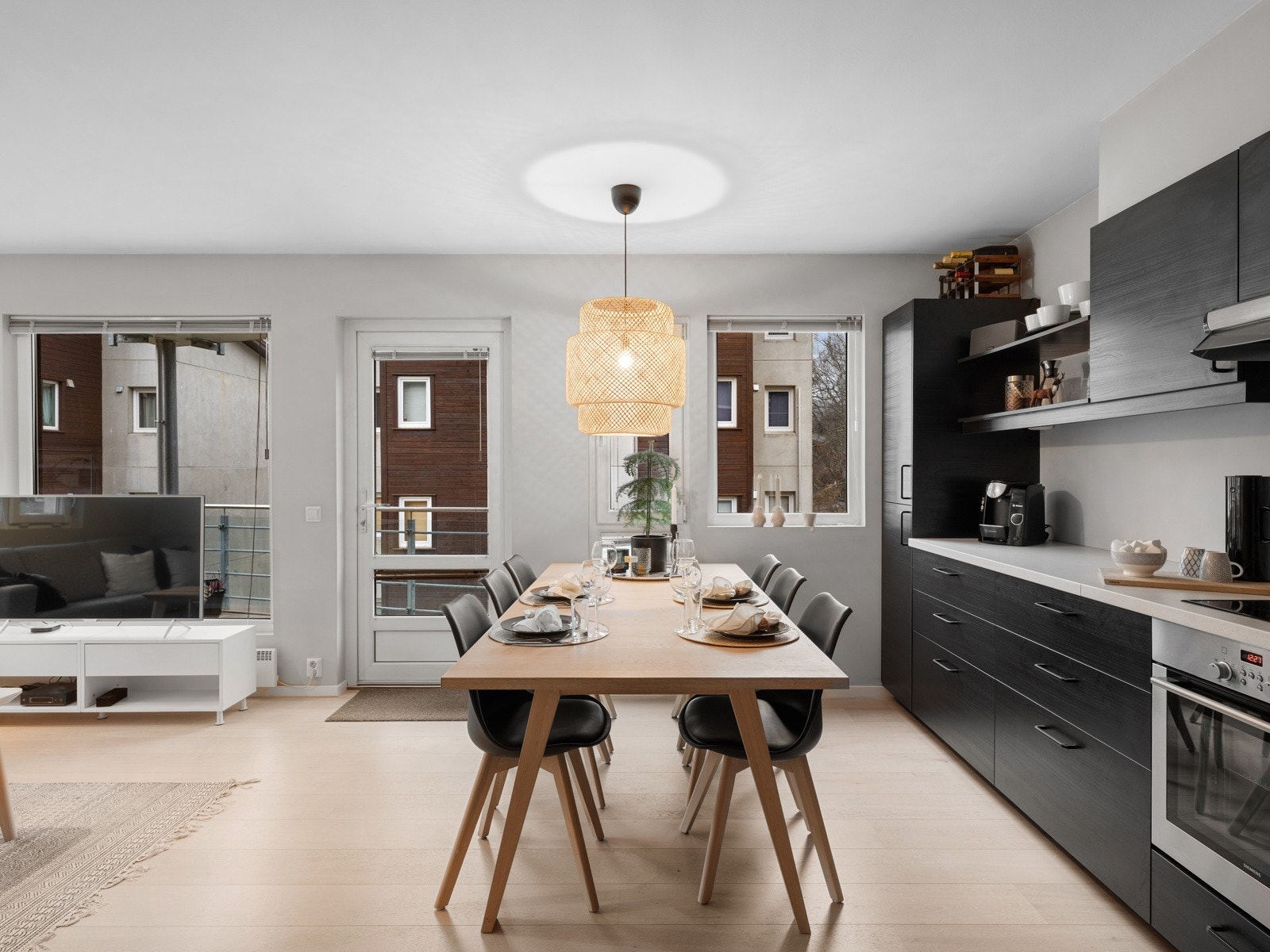 Lekkert, påkostet kjøkken med naturlig plassering av spsiebord Galleribilde
