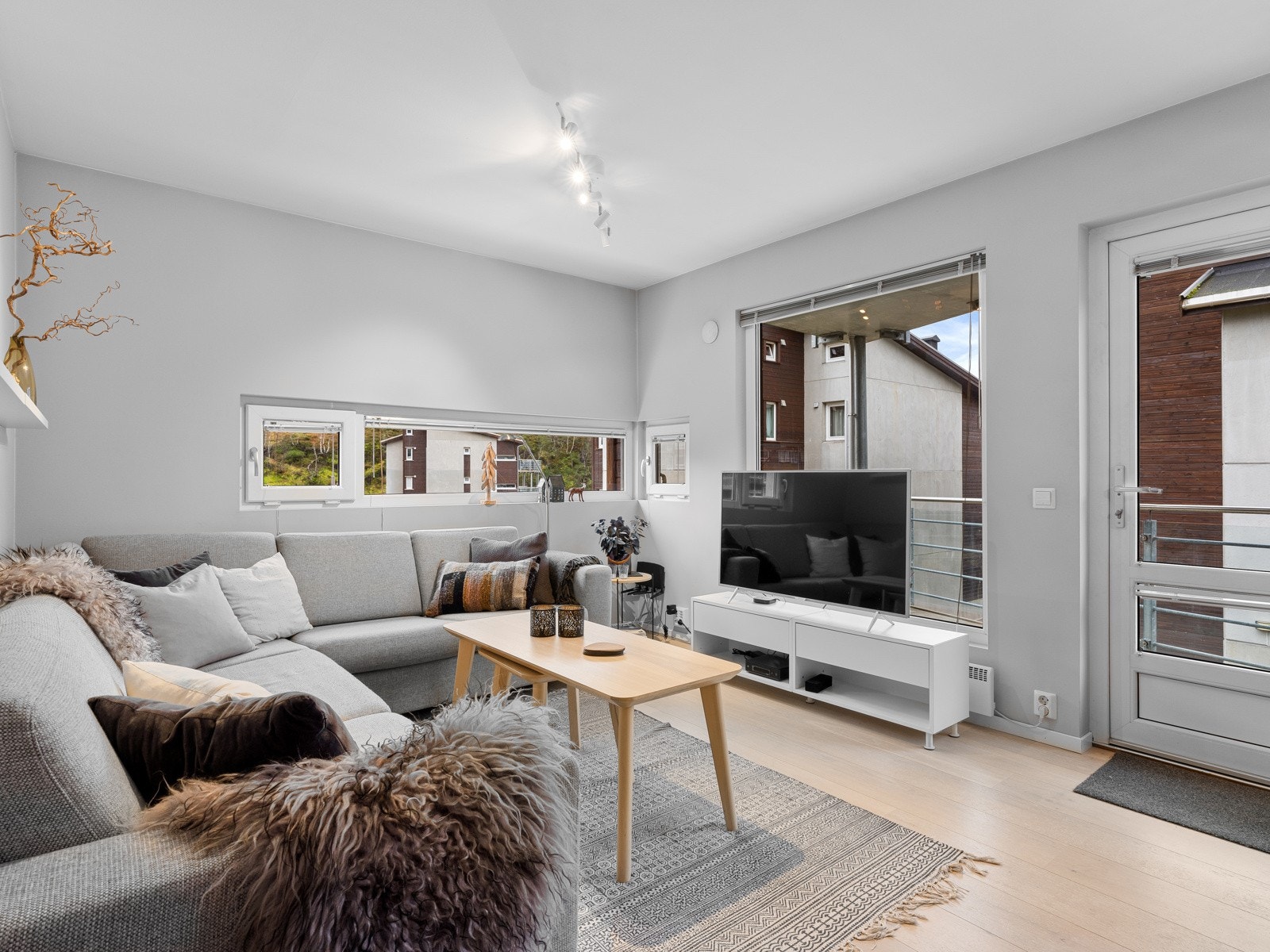 God størrelse på TV-kroken og utgang til terrassen fra stuen Galleribilde