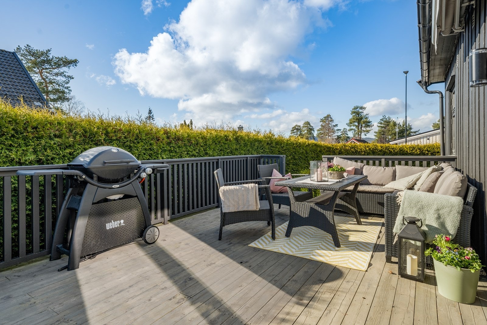 Boligen er oppført på flott hjørnetomt, pent opparbeidet med hage og steinsatt gårdsplass. Romslig, vestvendt terrasse fra 2017/18. Galleribilde