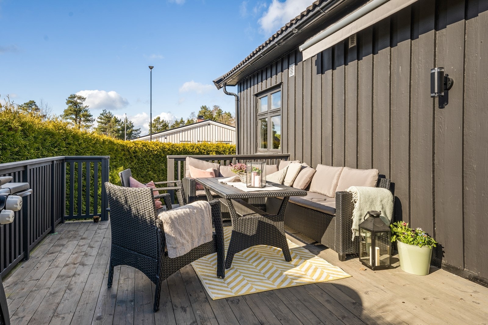 Fra stuen er det utgang til en flott og vestvendt terrasse, oppført i 2017/18. Terrassen ligger noe skjermet, oppført av impregnert tre. Galleribilde