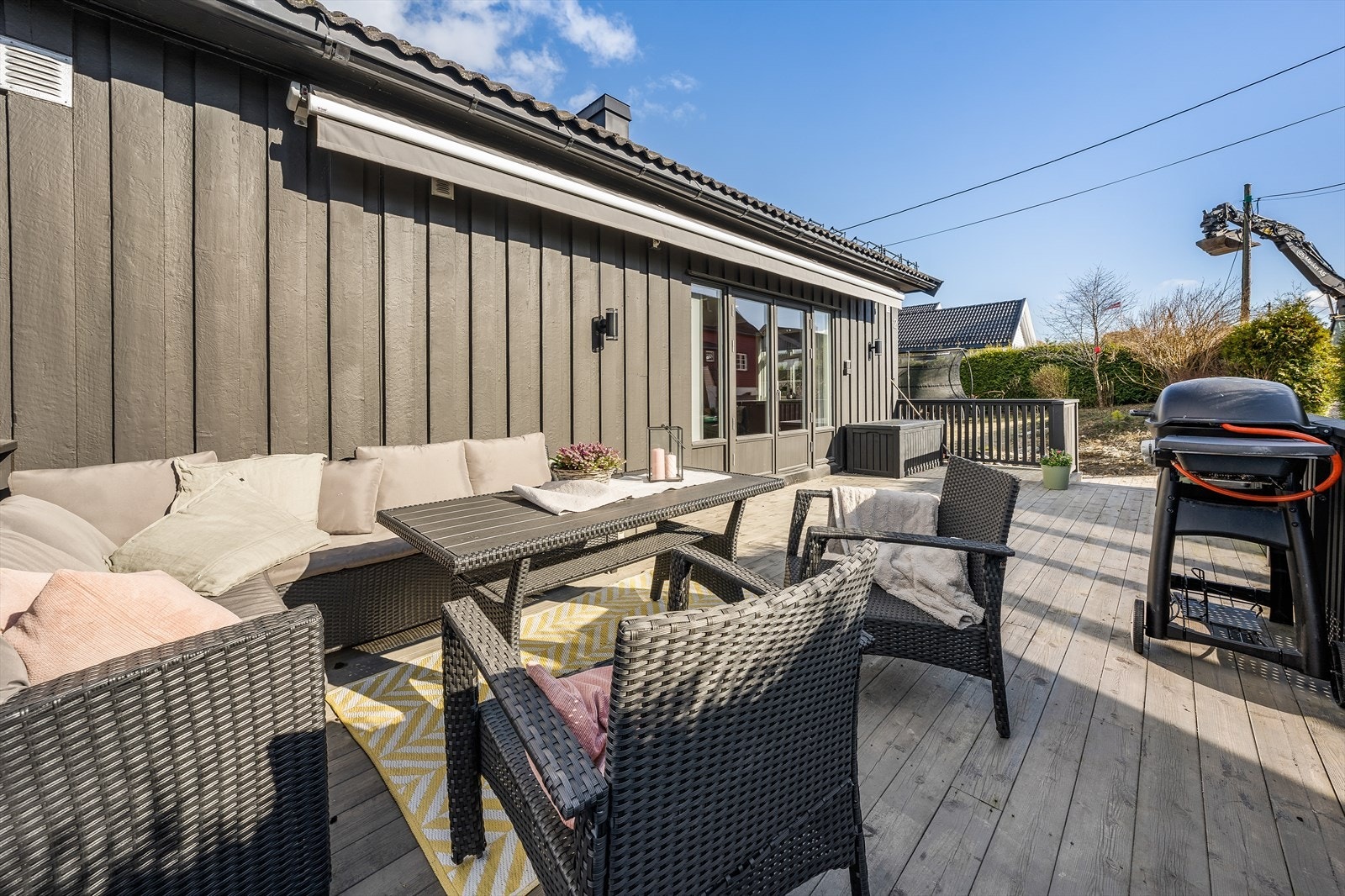 Her er det god plass til hagemøbler, fin utebelysning og stor markise for solskjerming. Trapp både til hage og til gårdsplass. Galleribilde