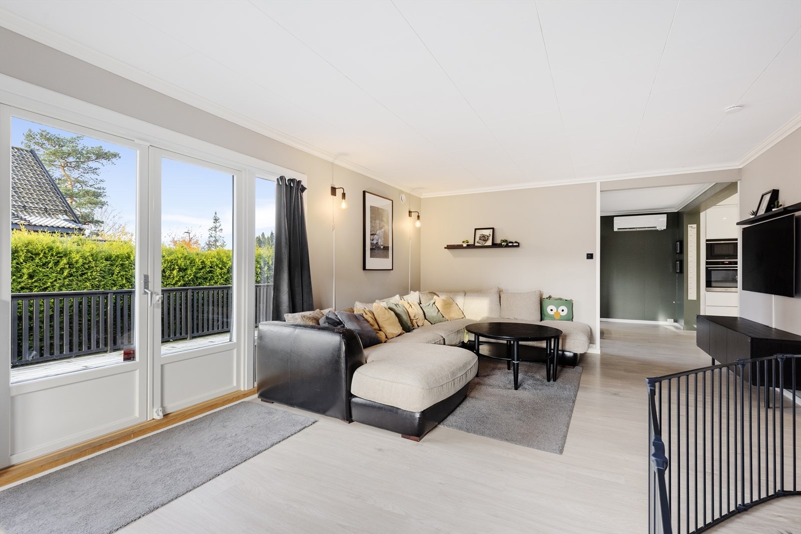 Vindusflatene slipper inn godt med naturlig lys, og stuen har god plass til sofagruppe og øvrig stuemøblement. Galleribilde