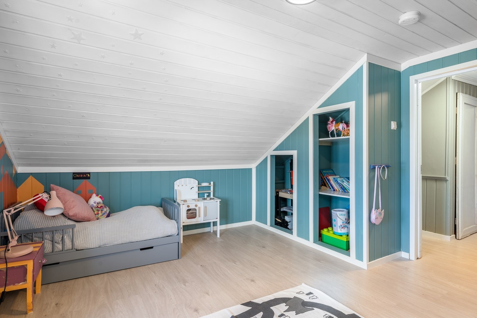 Soverommene har laminat på gulv og panel på vegger, som er malt opp i behagelige farger. For øvrig malt panel i tak og skråtak. Galleribilde