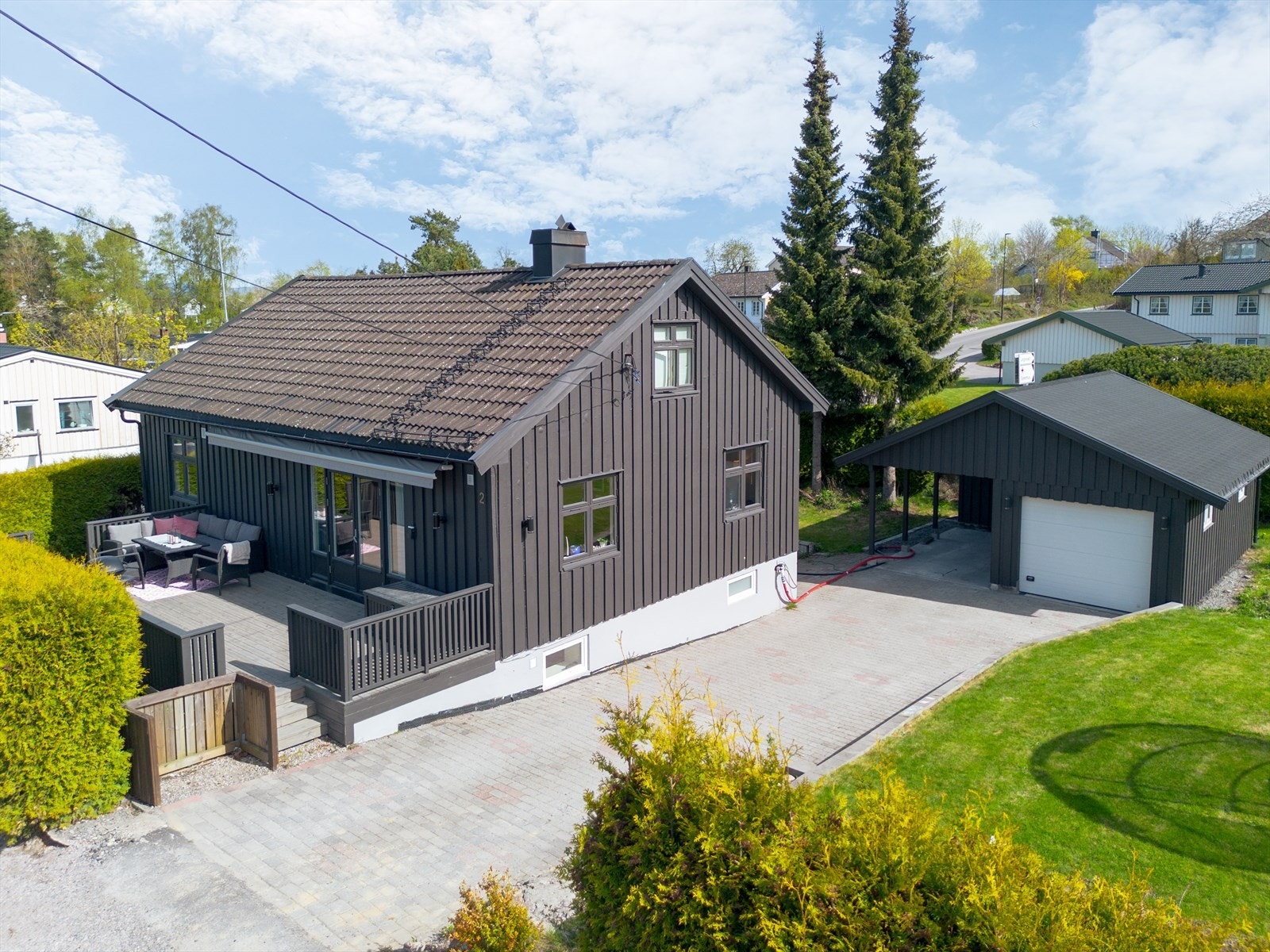 En tiltalende og innholdsrik enebolig. Garasje/Carport med elbillader. Perfekt for familien som ønsker både nærhet til sentrum og et trygt, barnevennlig bomiljø! Galleribilde