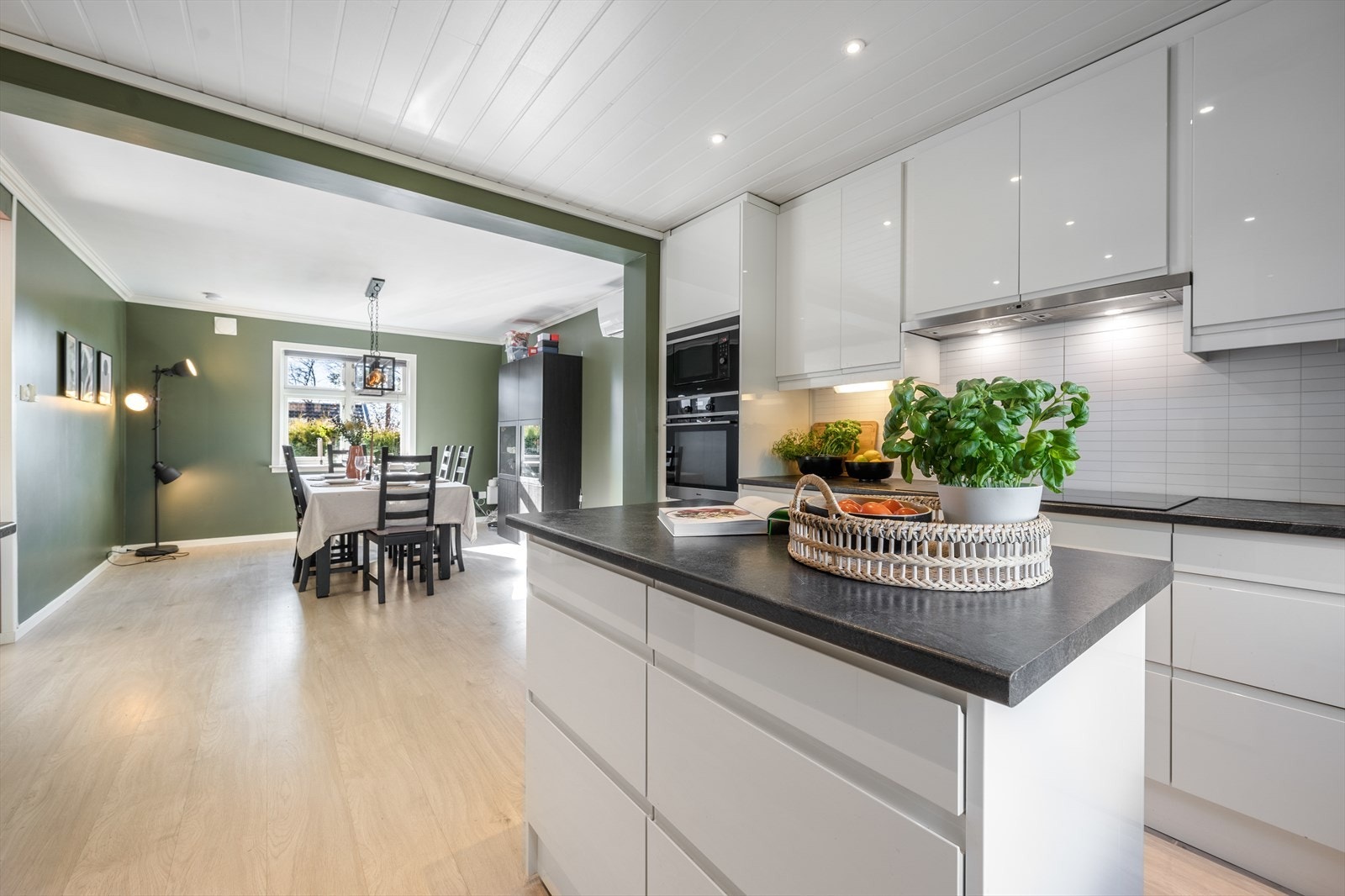 Det er avsatt plass til frittstående kjøleskap og montert kjøkkenøy, som gir ekstra skap- og benkeplass. Innfelte spotter i tak. Galleribilde