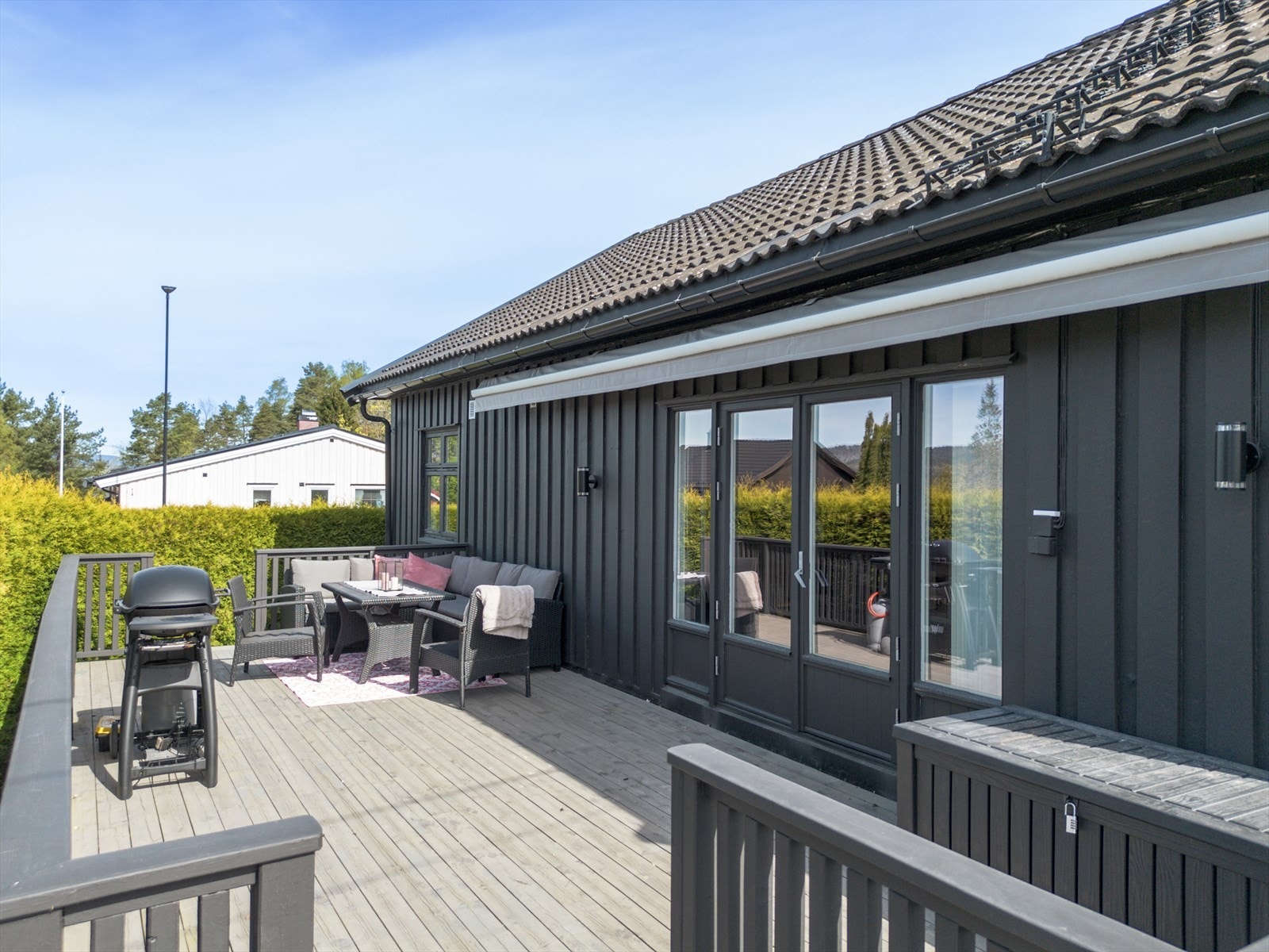 Fin planløsning over to etasjer, samt innredet kjeller. På eiendommen er det også oppført garasje med tilliggende bod og carport i 2018. Galleribilde