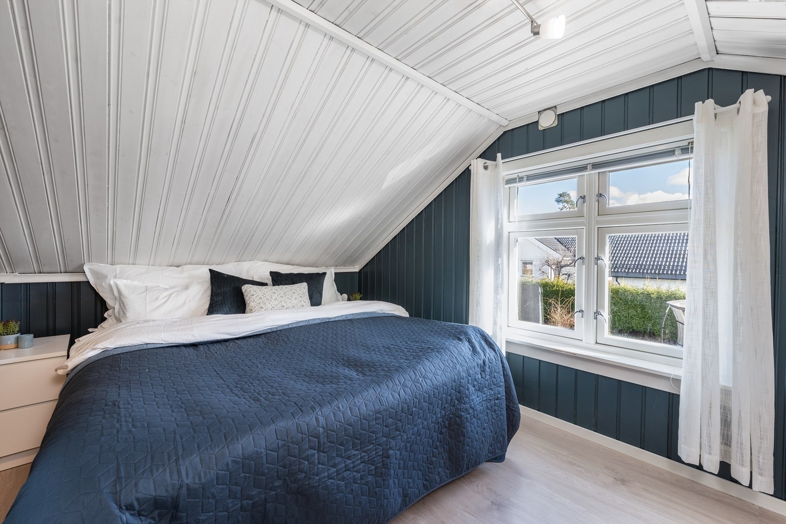 To gode soverom i 2. etasje, med god plass til soveromsmøblement og nisjer med mulighet for oppbevaring. Galleribilde