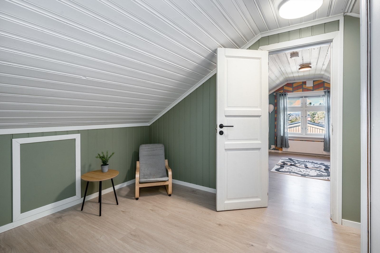 Boligen har sikringsskap plassert i 2. etasje og fordelerskap til hall i kjeller. Anlegget har automatsikringer og jordfeilbryter. Galleribilde