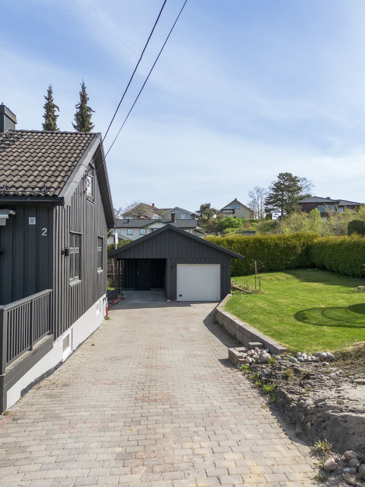 I tillegg er det på tomten oppført en frittstående garasje med tilliggende bod og carport i 2018. Garasjen har leddport i metall med portåpner. Galleribilde