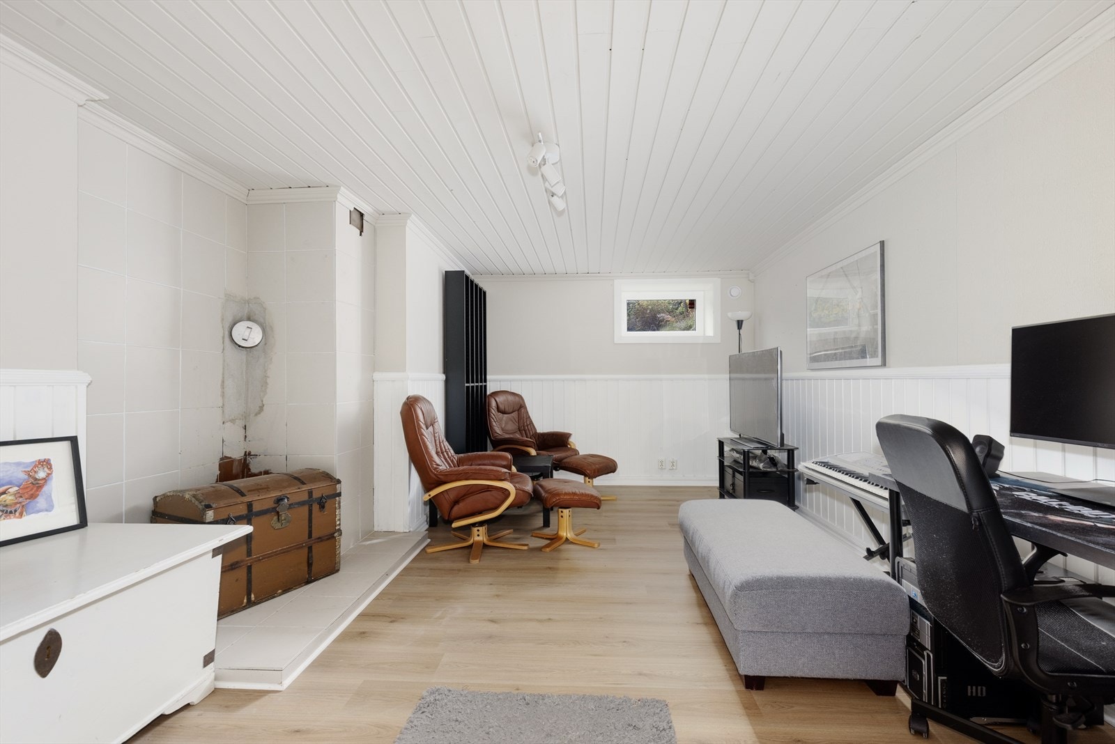 Boligen har også en hyggelig kjellerstue, med lyse overflater og fin plass til diverse møblement. Adkomst via soverom/kontor. Galleribilde