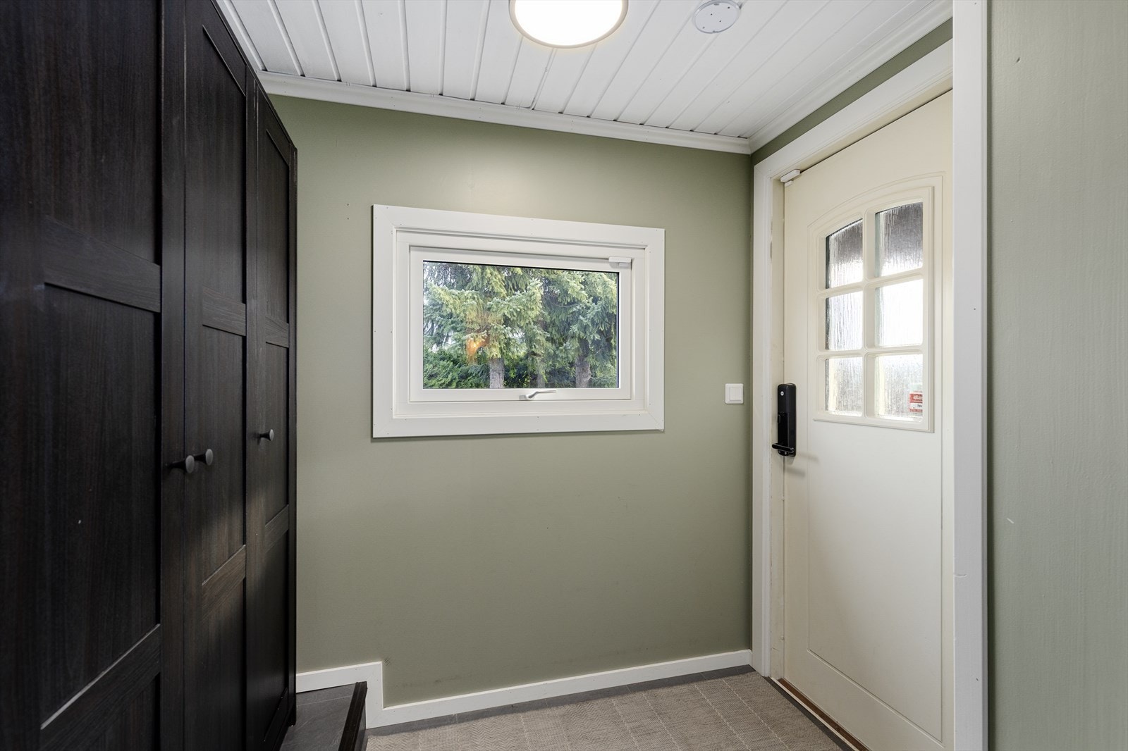 Boligen er tilbygget med vindfang på 1960-tallet. Her er det i dag garderobeskap for oppbevaring av sko- og yttertøy. Galleribilde